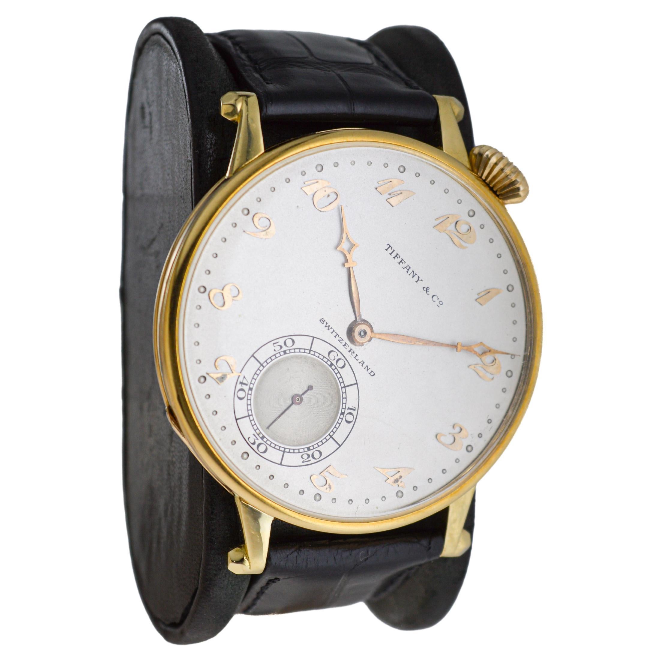USINE / MAISON : Agassiz Watch Company pour Tiffany & Co. 
STYLE / RÉFÉRENCE : Montre-bracelet de poche surdimensionnée Art déco
METAL / MATERIAL : 18Kt. l'or jaune massif 
CIRCA / ANNÉE : années 1920
DIMENSIONS / TAILLE : Diamètre 43mm
MOUVEMENT /