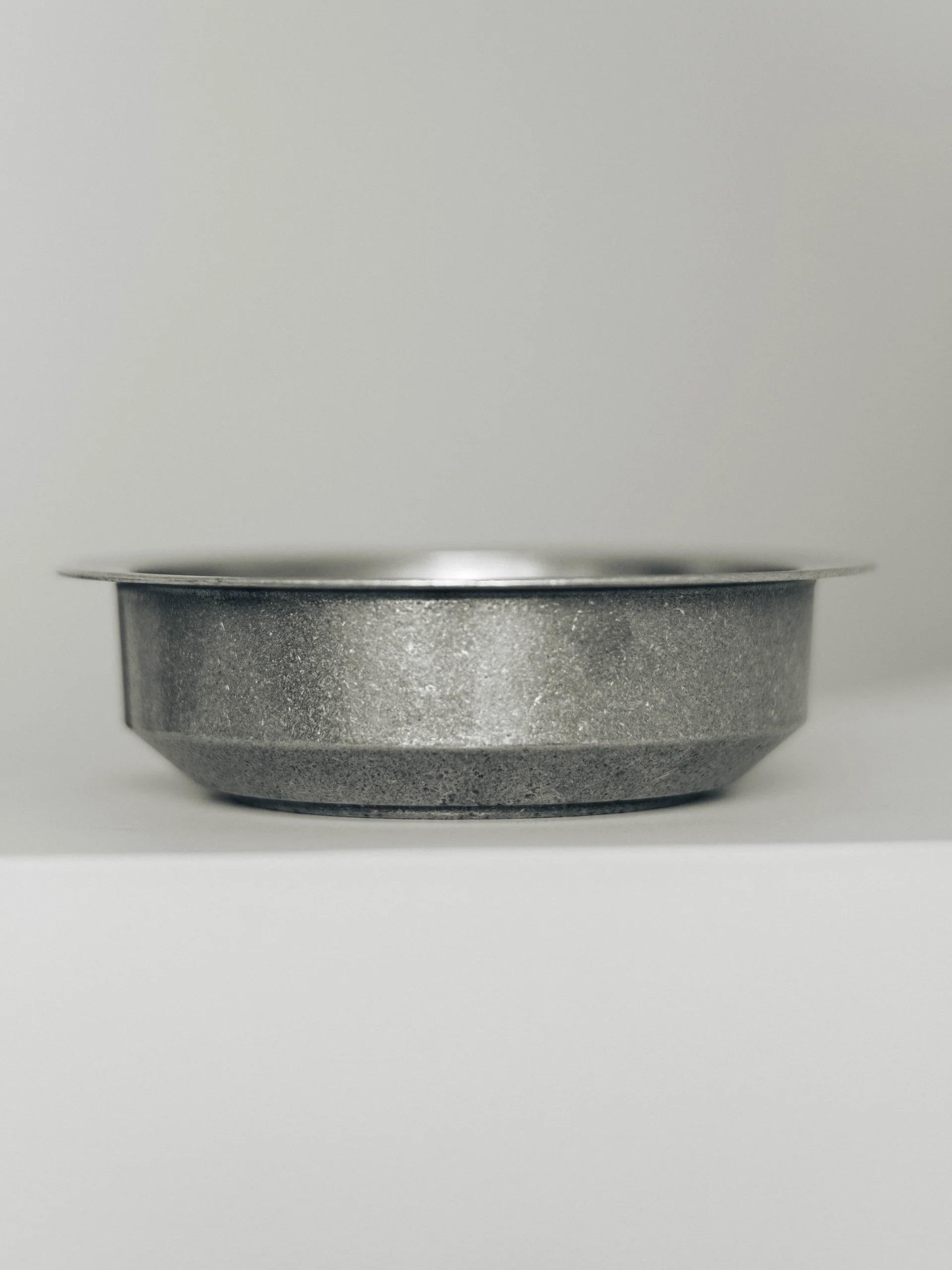 Bol Agata d'Henry Wilson
Dimensions : D 25 x H 7,3 cm
Matériaux : Aluminium.

Influencé par l'esthétique orientale, en particulier celle des bols cérémoniels japonais, Agata Bowl est un exercice de juxtaposition de procédés. Plus précisément, il
