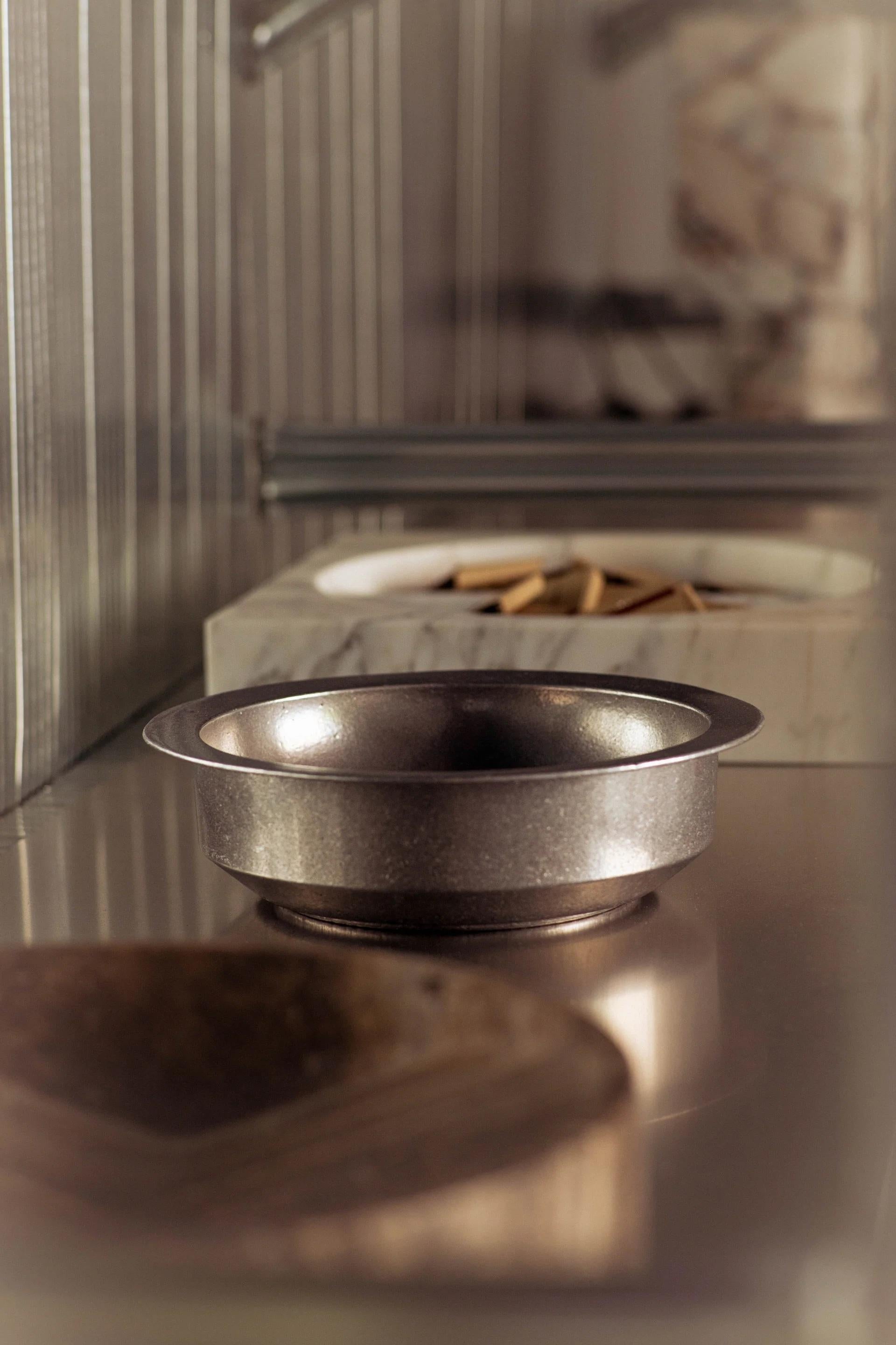 Postmoderne Bol contemporain en aluminium Silver Agata par Henry Wilson en vente