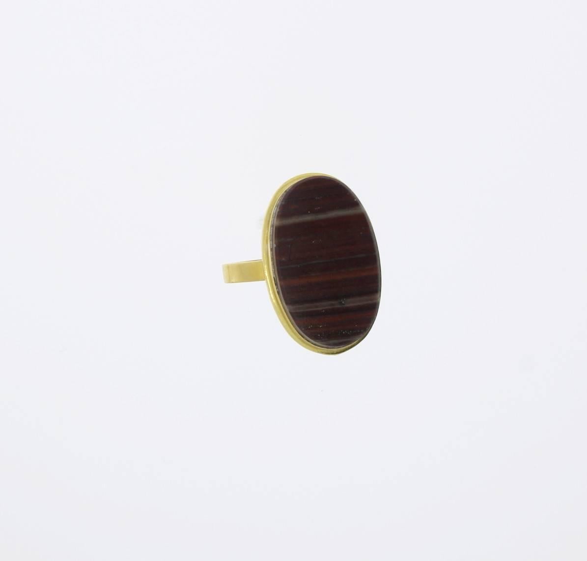 Europe, 1940's- 1950's. Set with striped oval agate. Mounted in 14 carat yellow gold. Total weight: 8,91 g.
Dimensions: 1.06 x 0.71 in ( 2,7 x 1,8 cm ), Height: 0.28 in ( 0,7 cm ). Ring size: 54 ( US 6 3/4 ). Resizable.