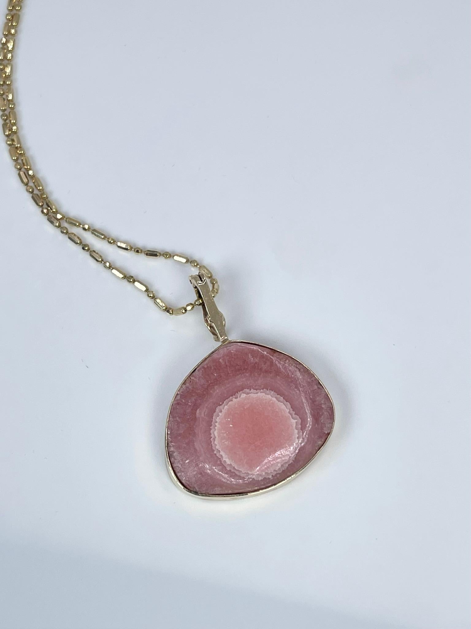 
Unique pink agate pendant necklace in 14KT yellow gold.

GRAM WEIGHT: 16.10gr
GOLD: 14KT yellow gold
Length: 20