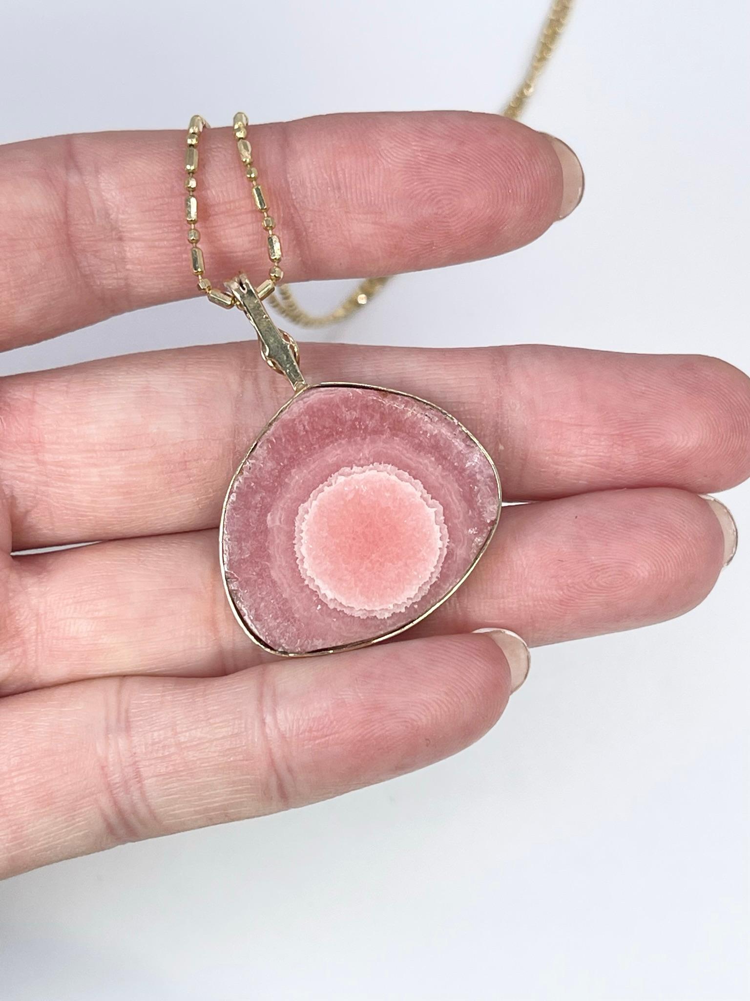 Contemporary Agate 14KT Yellow Gold Pendant Necklace Pink Pendant Trillion Necklace For Sale