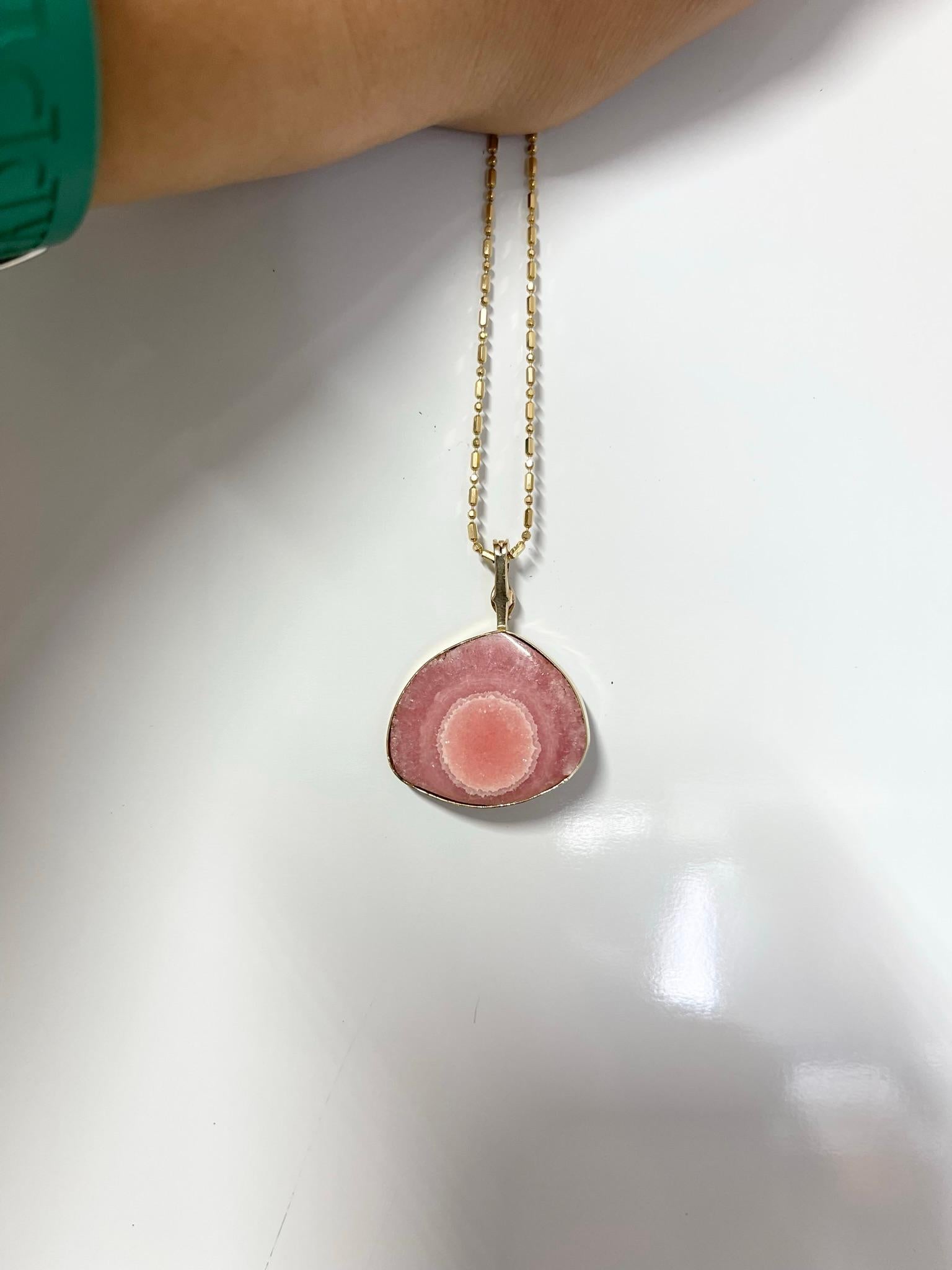 Agate 14KT Yellow Gold Pendant Necklace Pink Pendant Trillion Necklace In Good Condition For Sale In Jupiter, FL