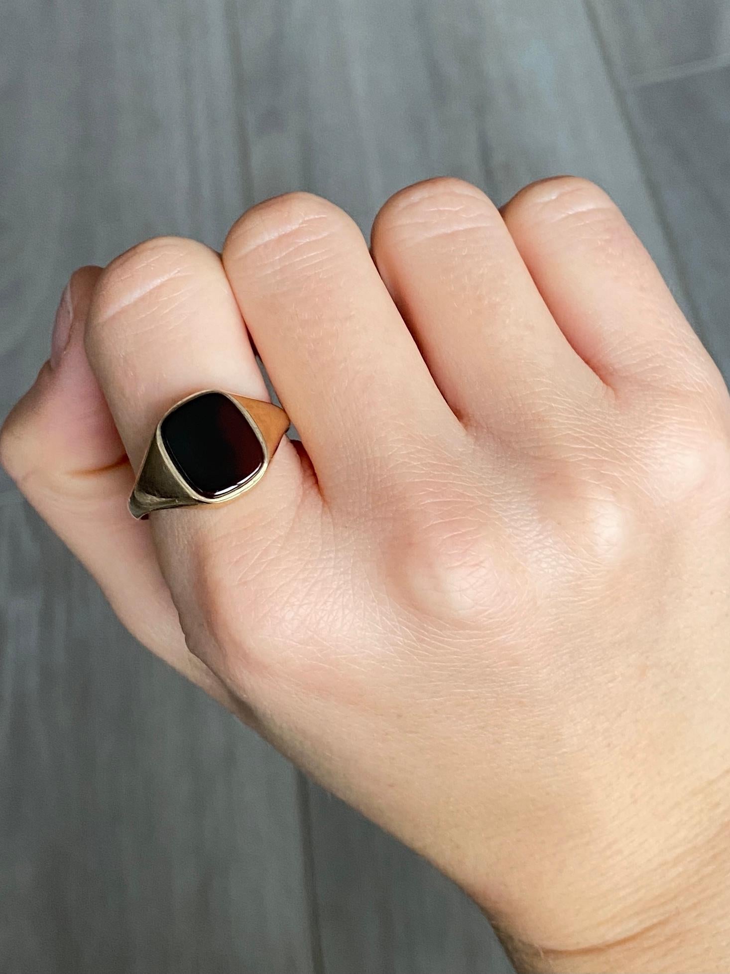 Oval Cut Agate and 9 Carat Gold Signet Ring