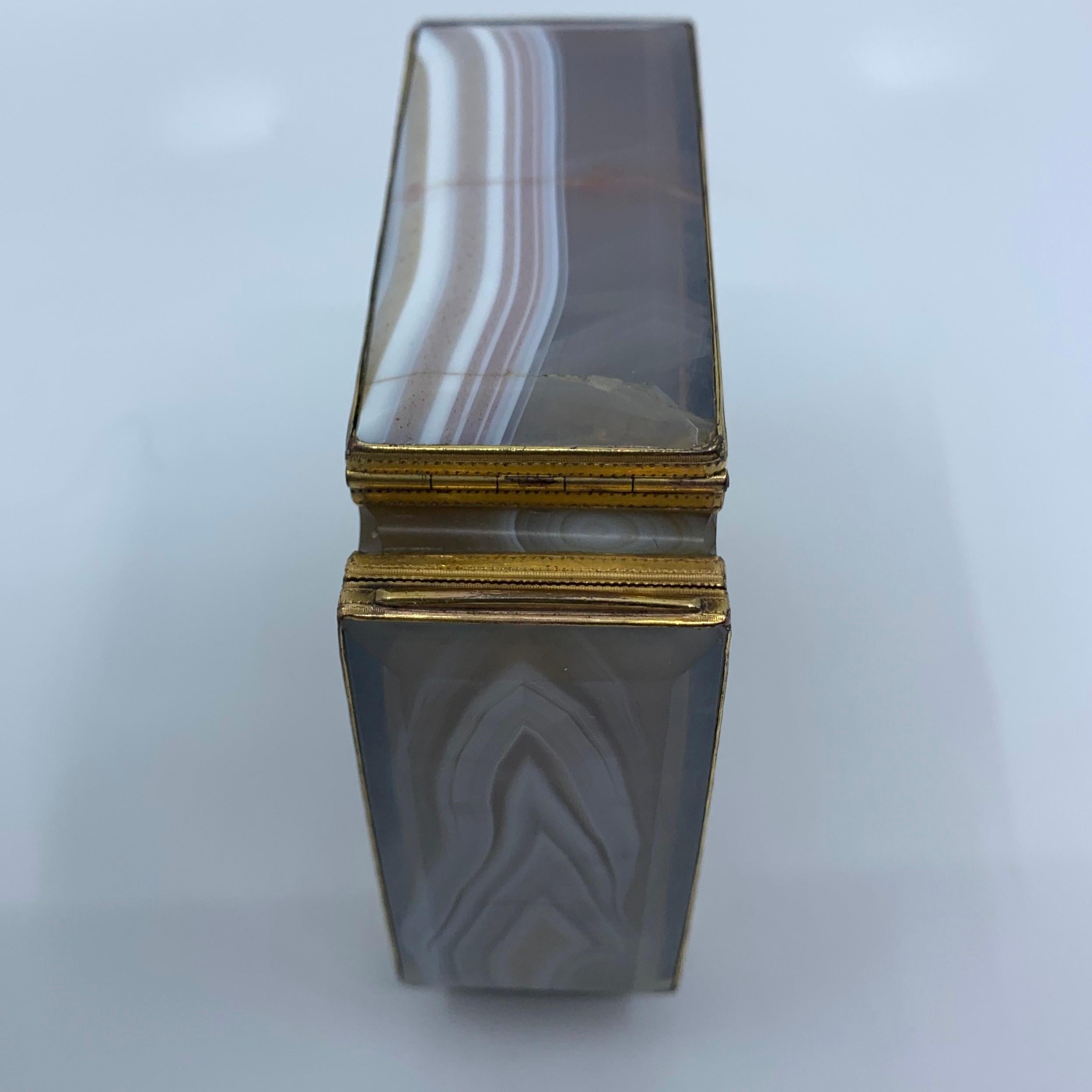 Agate and Gilt Metal Snuff Box For Sale 8