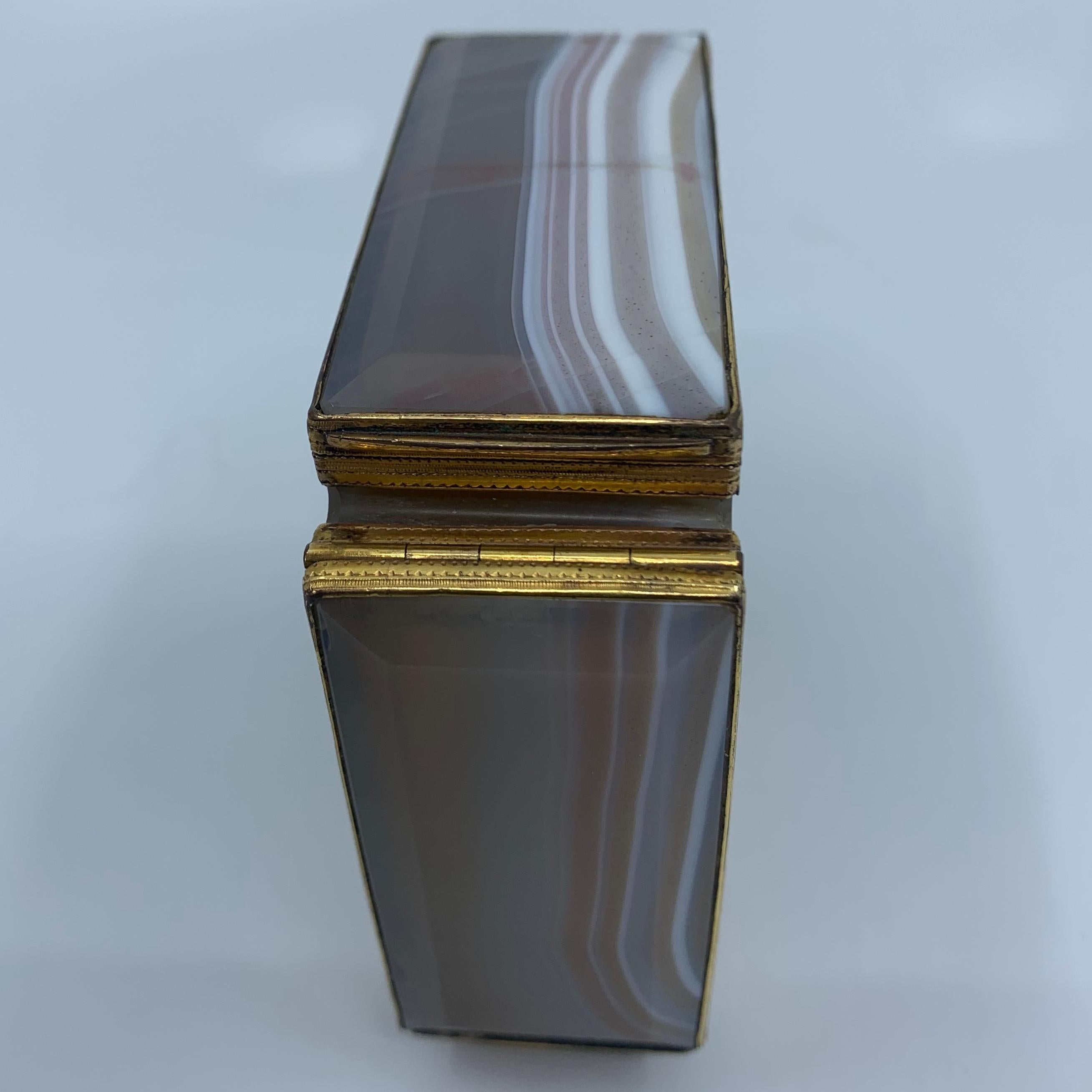 Agate and Gilt Metal Snuff Box For Sale 9