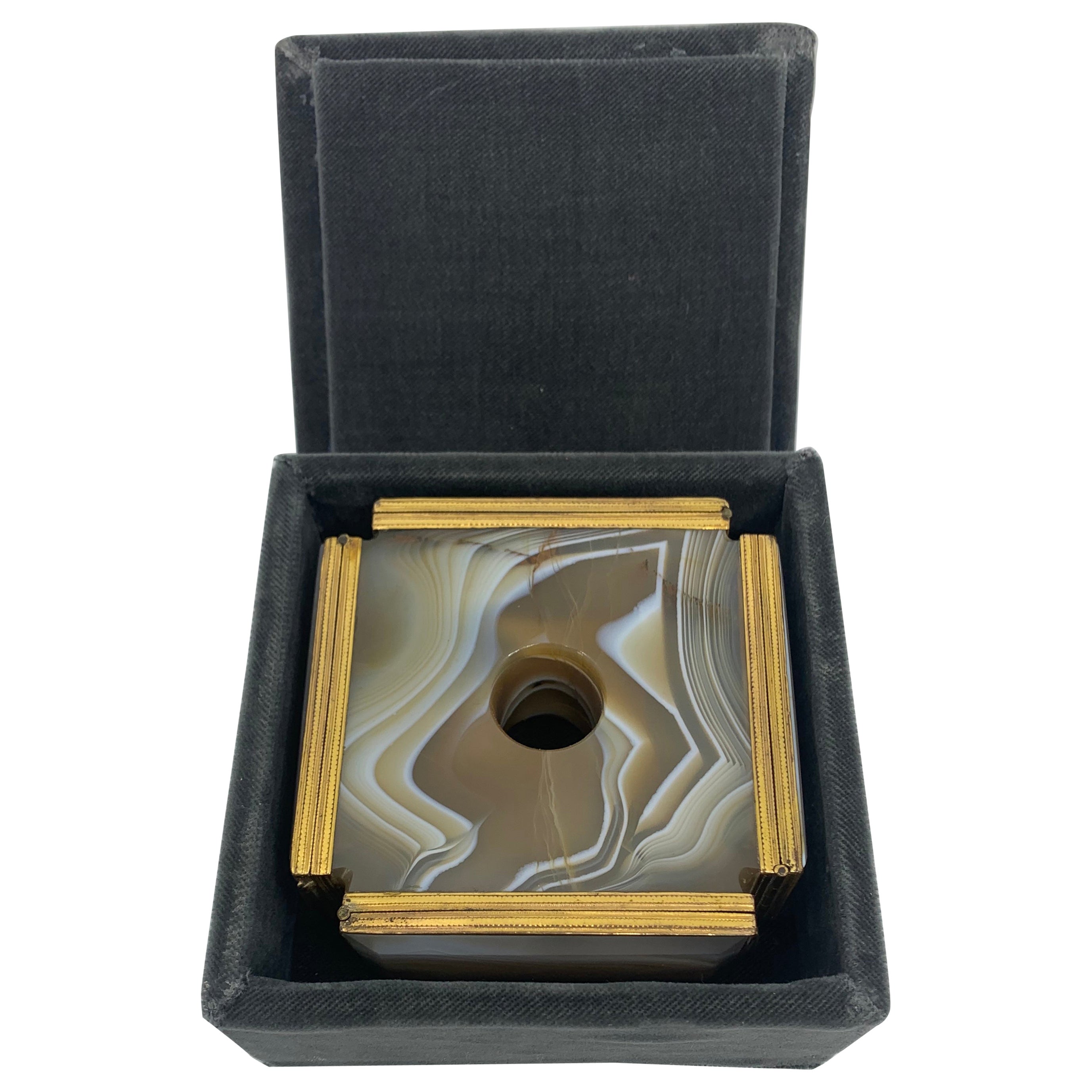 Tabatière en agate et métal doré. Rare et exceptionnelle tabacchiera italienne ancienne à quatre compartiments en agate sculptée et métal doré à la manière de Valadier. Quatre panneaux à couvercle s'ouvrent pour révéler des intérieurs concaves