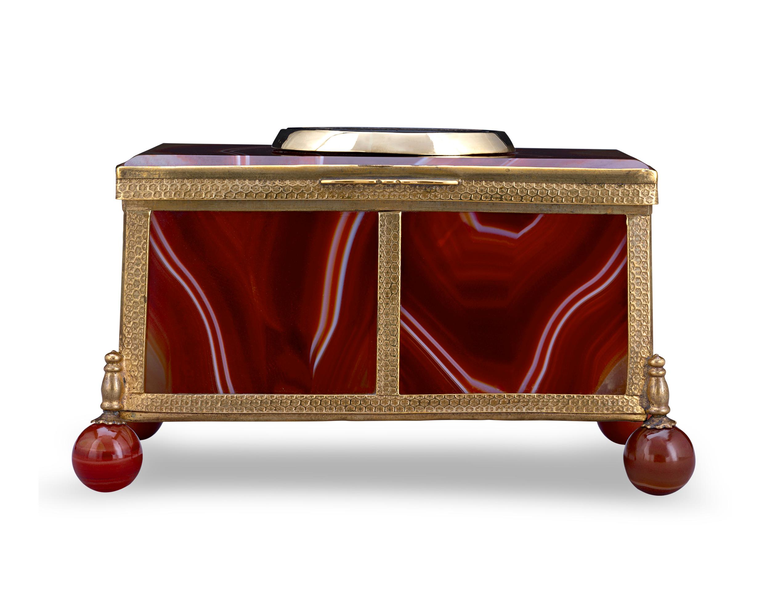 Intricate and flawless, the highly detailed micromosaic medallion on the lid of this agate box is an incredible example of this diminutive art form. The elaborate micromosaic depicts St. Peter’s Square in Vatican City in painstaking detail,