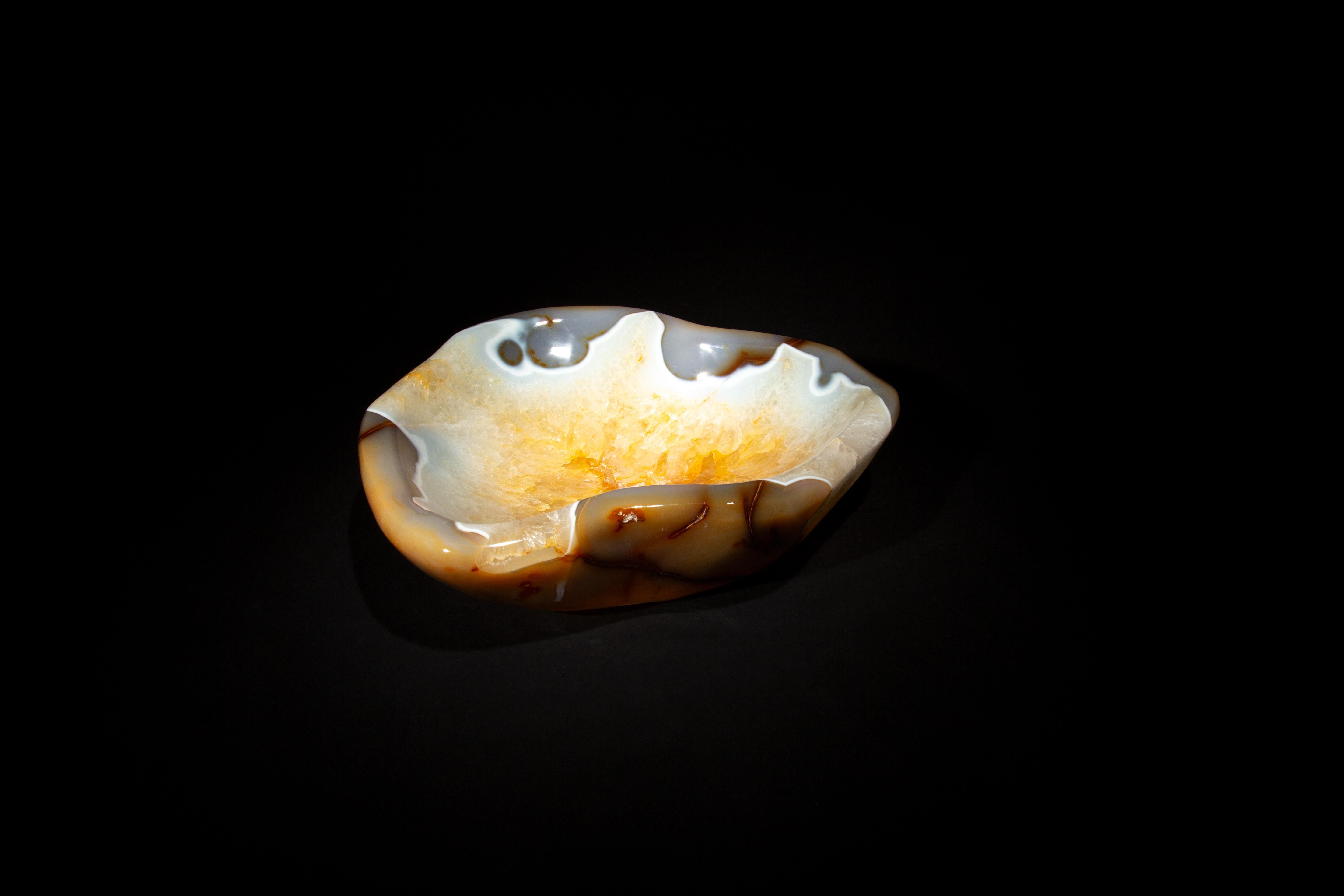 Diese Schale aus Achat und Quarz vereint die einzigartige Schönheit von Natursteinen in einem eleganten Design. Mit Abmessungen von 10,5 mal 9 Zentimetern und einer Tiefe von 2,5 Zentimetern bietet er eine harmonische Mischung aus den markanten