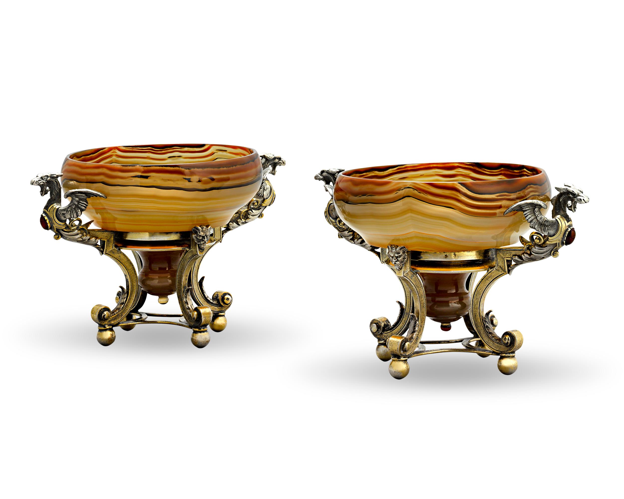 Dieses atemberaubende Paar Tazzas aus Silber und Achat des bekannten Pariser Goldschmieds und Juweliers Jules Wiese besticht durch seine klassische Eleganz. Die warme Schönheit des gebänderten Achats wird perfekt ergänzt durch die erhabenen