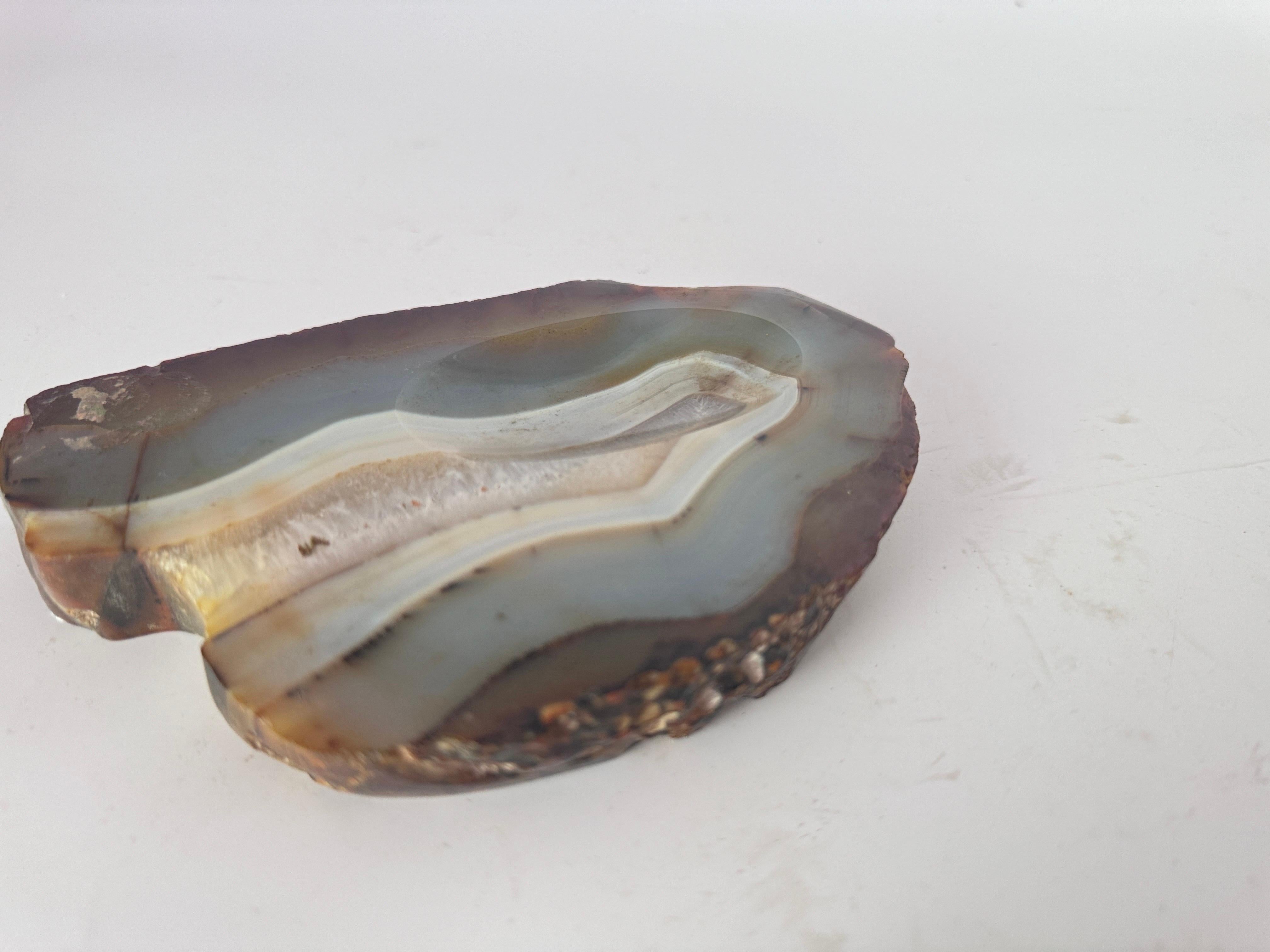 This Vide-poche, or ashtray, was carved from a block of stone,Agathe stone, then polished. We can see as a decoration scheme this extraordinary sinuous Veinage, in brown and beige green color. It was made in Italy in the 1970s.