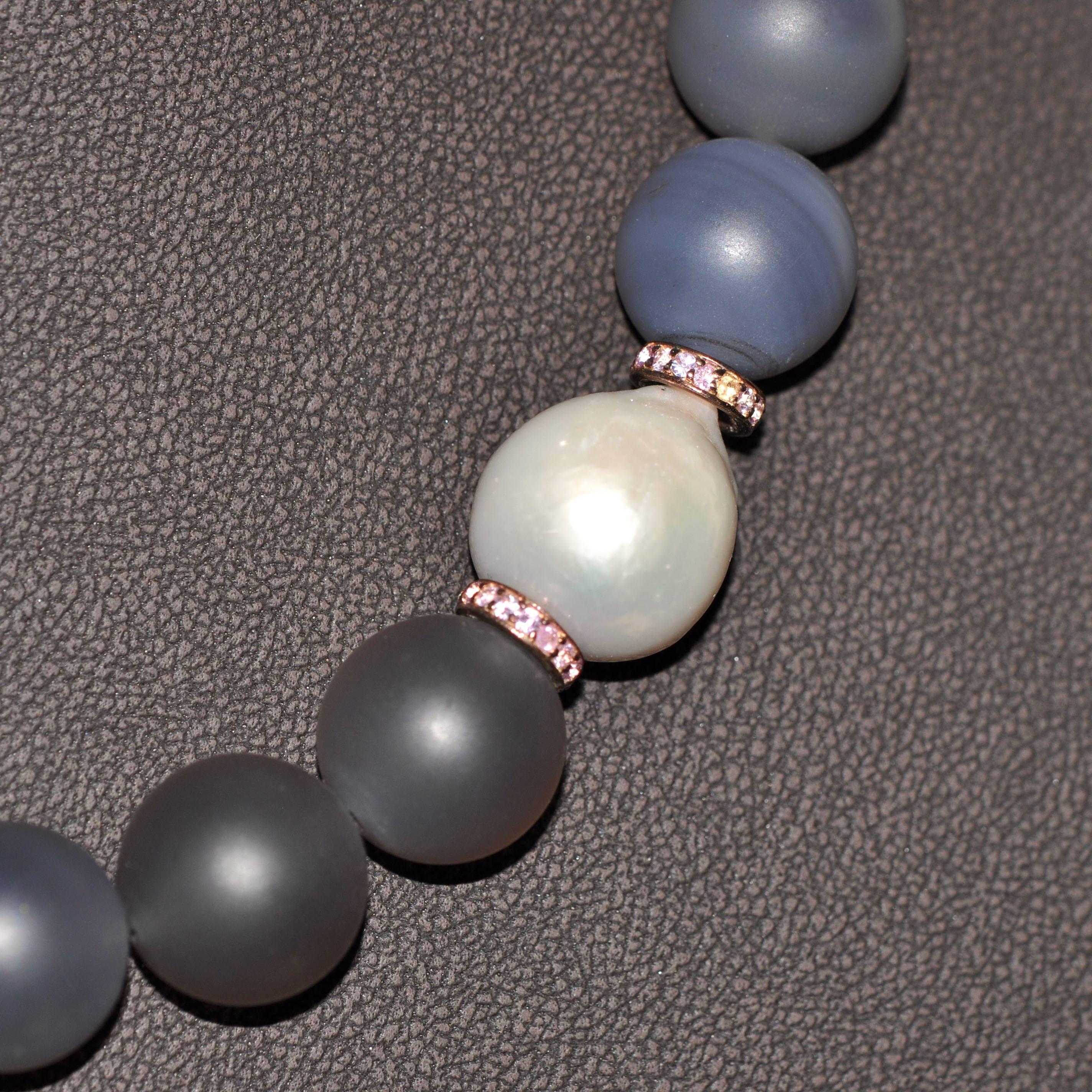 Halskette aus Achat, Barockperlen und rosa Saphiren Damen im Angebot