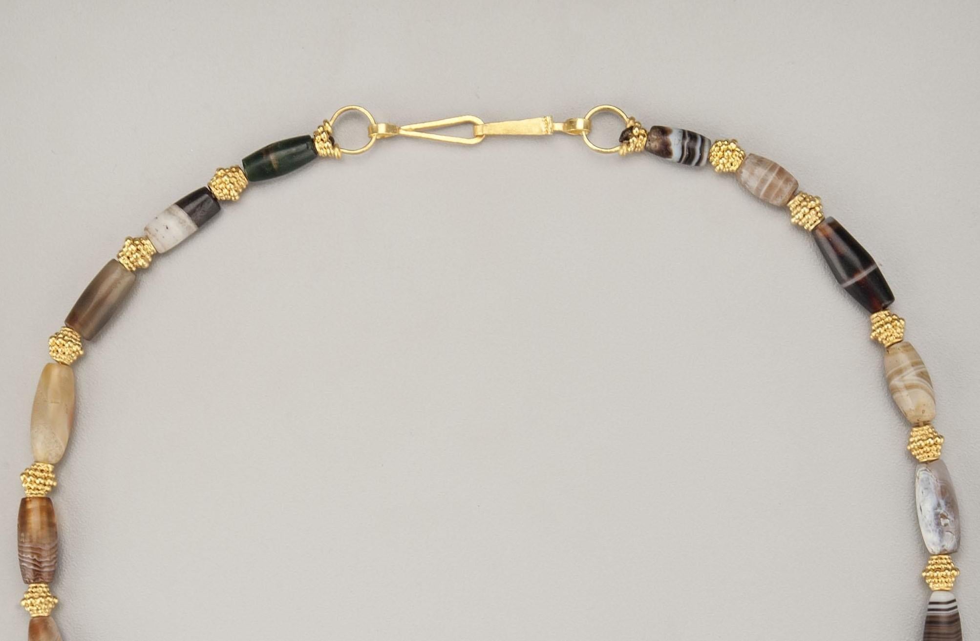 Achatfass-Perlen aus dem Bronzezeitalter, abwechselnd mit Halsketten aus 22k Goldperlen im Zustand „Gut“ im Angebot in Bloomington, IN
