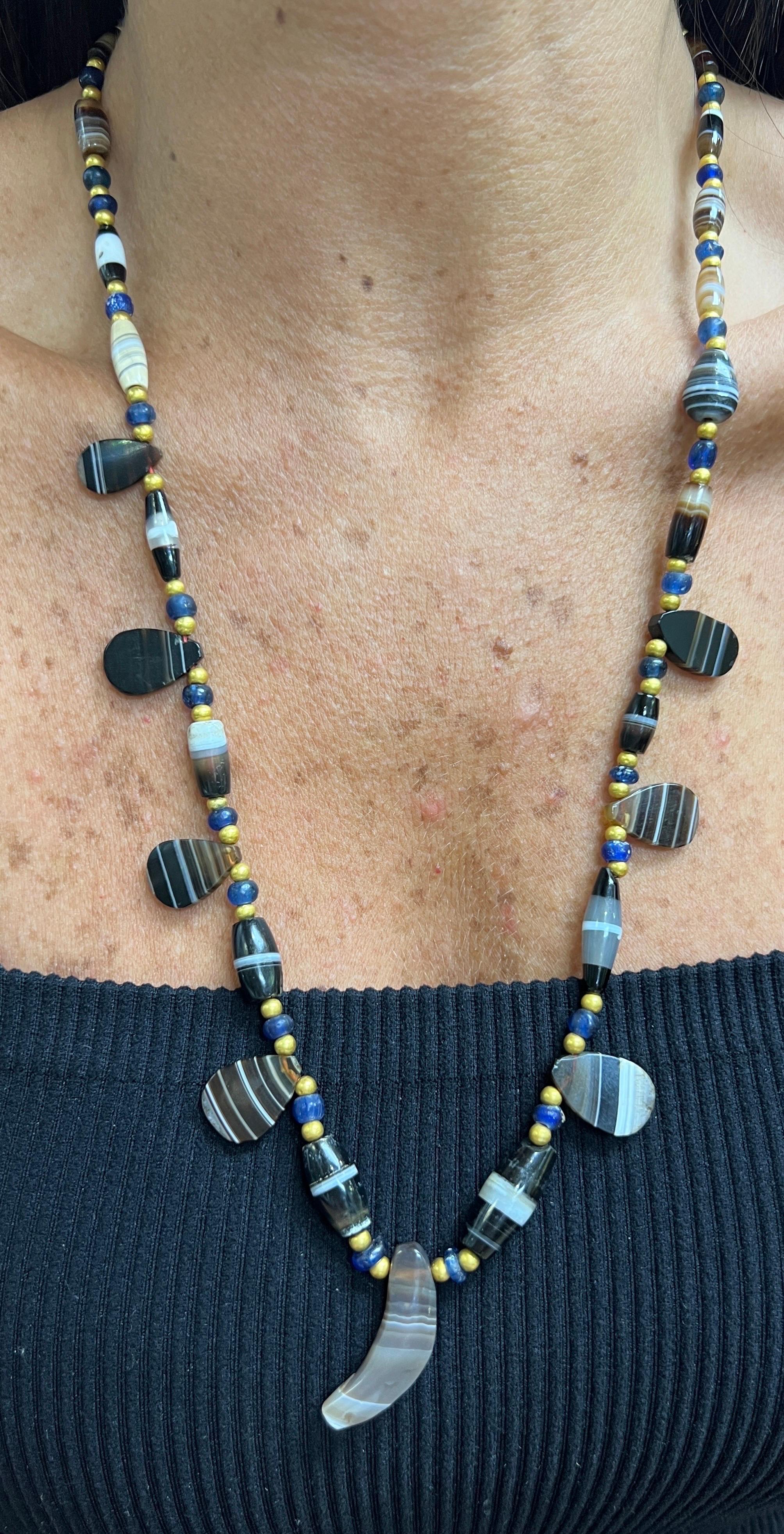 Collar de cuentas de ágata

Un collar con un surtido de cuentas de ágata multiforme y oro de 18 quilates 

Medidas: 24,25