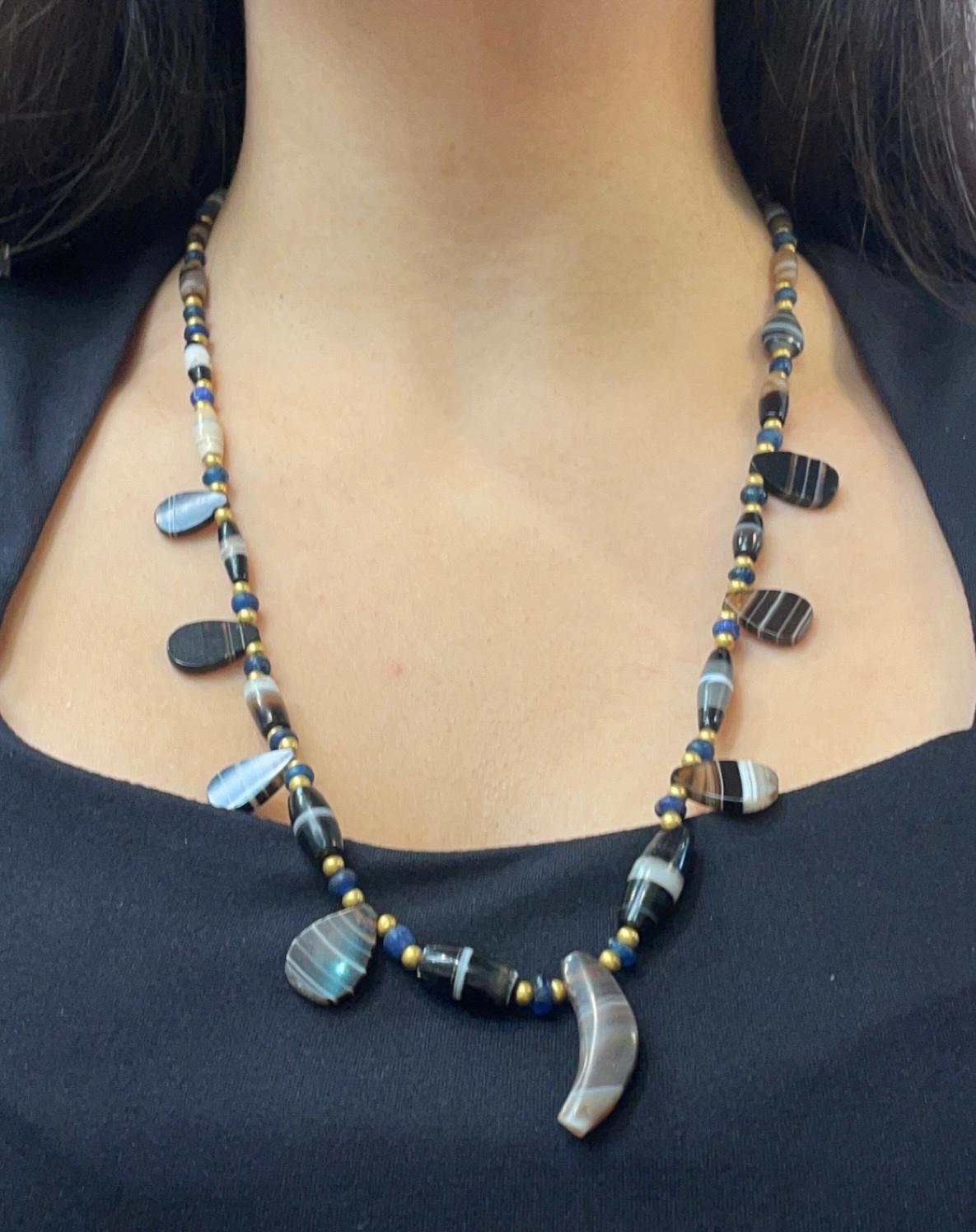 Collana di perline di agata 

Una collana con perline di agata di varie forme, separate da perline antiche.

Lunghezza approssimativa: 25