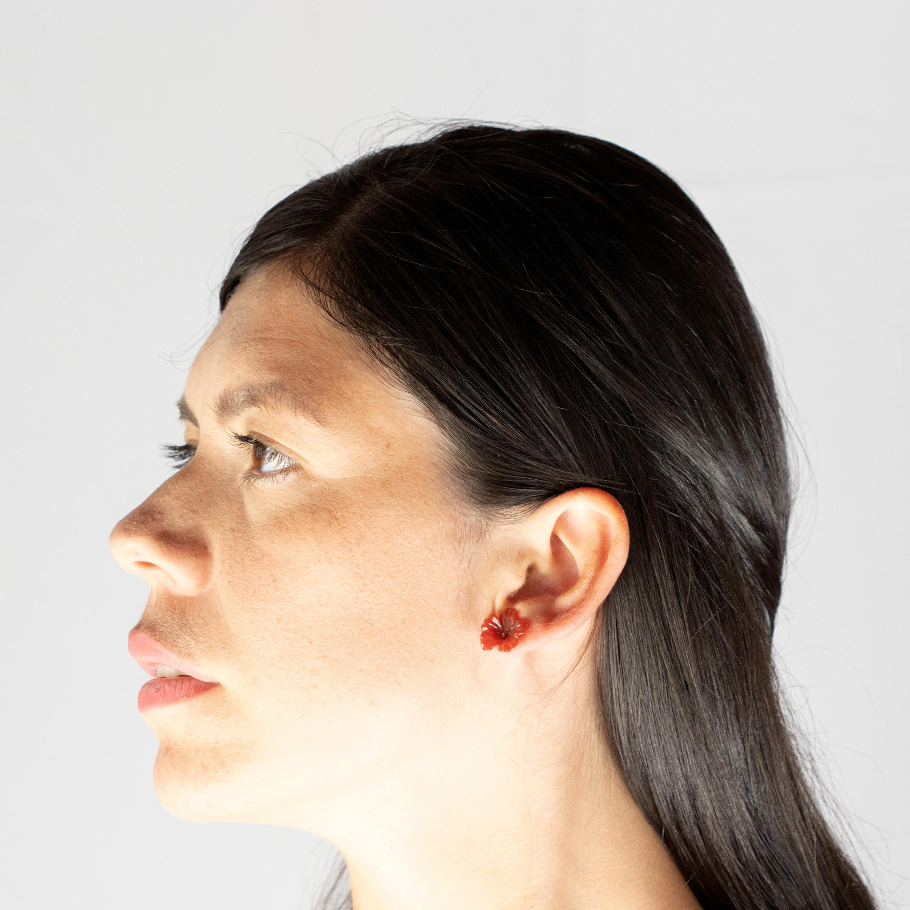 Clous d'oreilles chics en or jaune 14 carats avec fleur en agate marron, faites à la main en vente 5