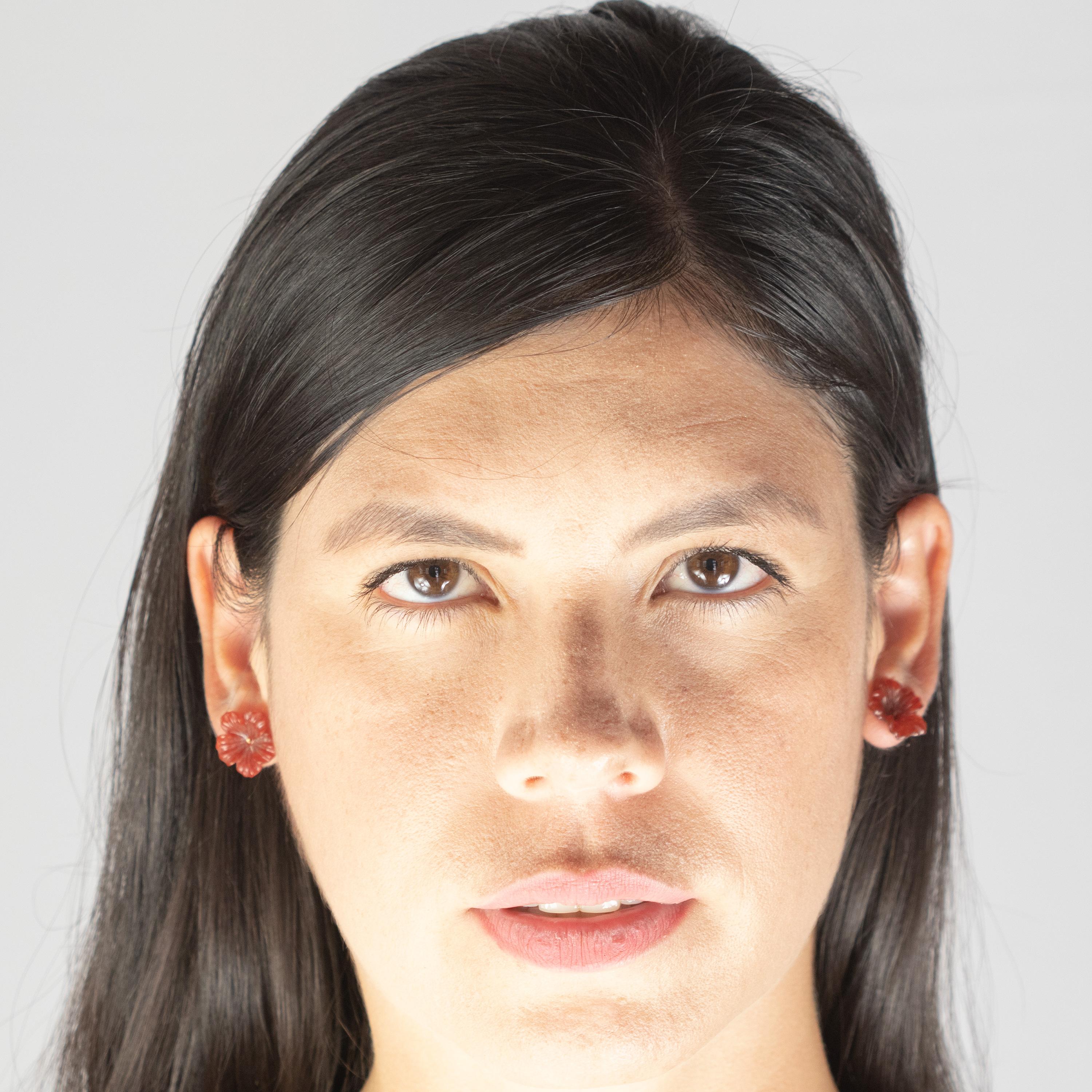 Superbes et douces boucles d'oreilles fleur en agate brune de 4 carats. Des pétales sculptés qui évoquent le travail de joaillerie traditionnel italien fait à la main, s'enveloppant dans un look doux enrichi d'or jaune 14 carats manifestant glamour