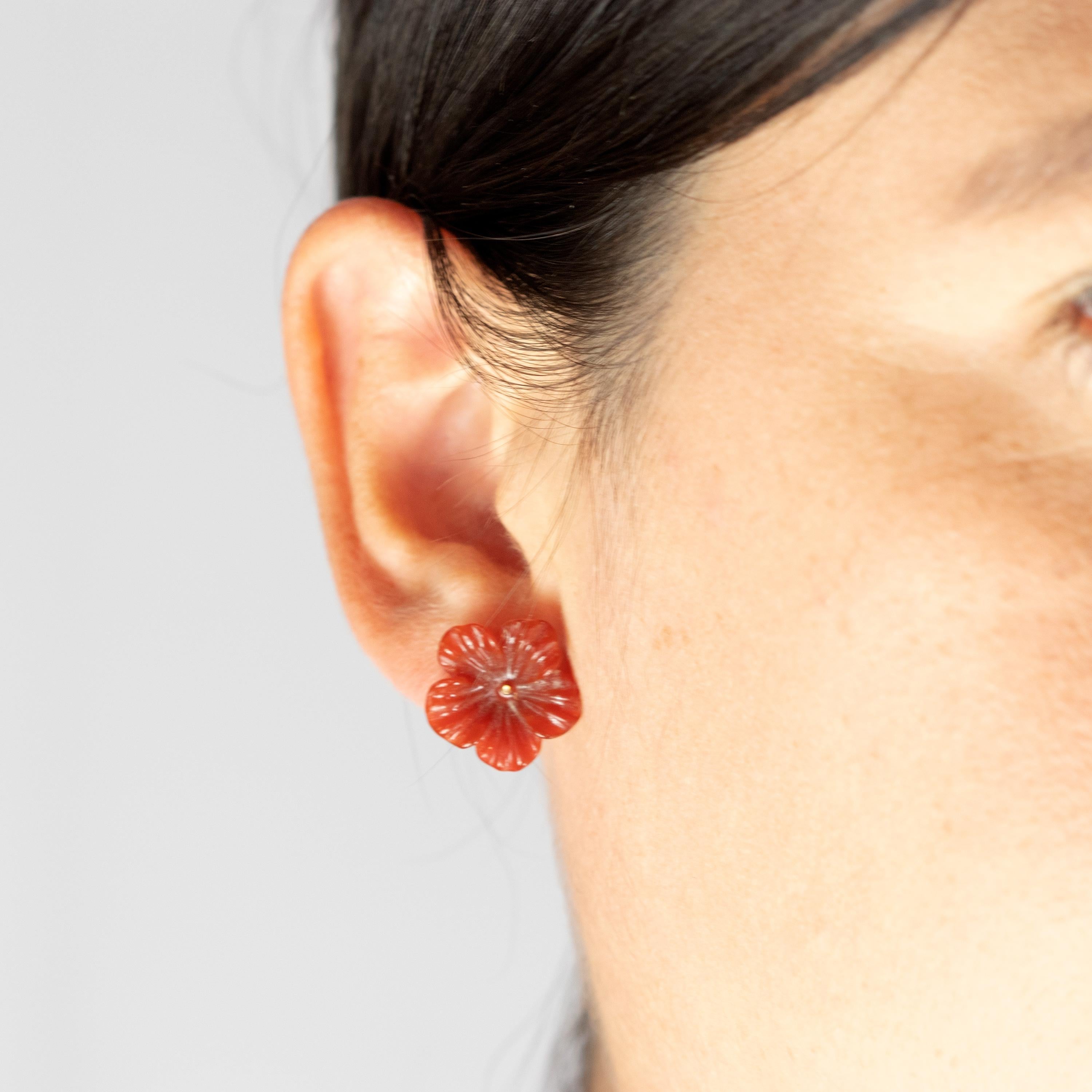 Arts and Crafts Clous d'oreilles chics en or jaune 14 carats avec fleur en agate marron, faites à la main en vente