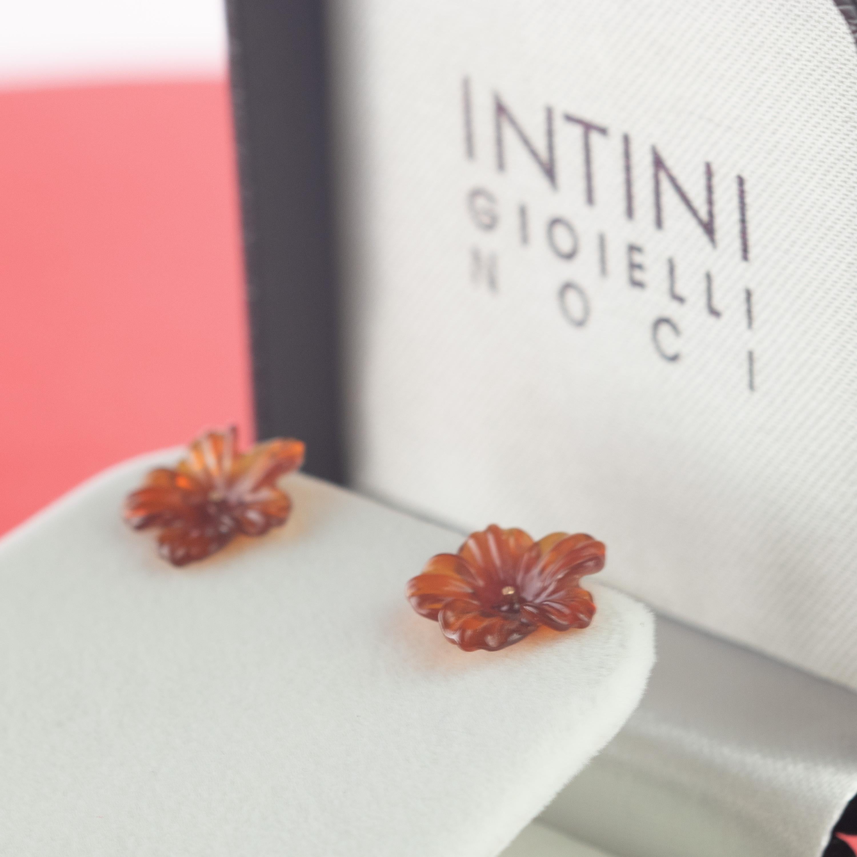 Clous d'oreilles chics en or jaune 14 carats avec fleur en agate marron, faites à la main en vente 4