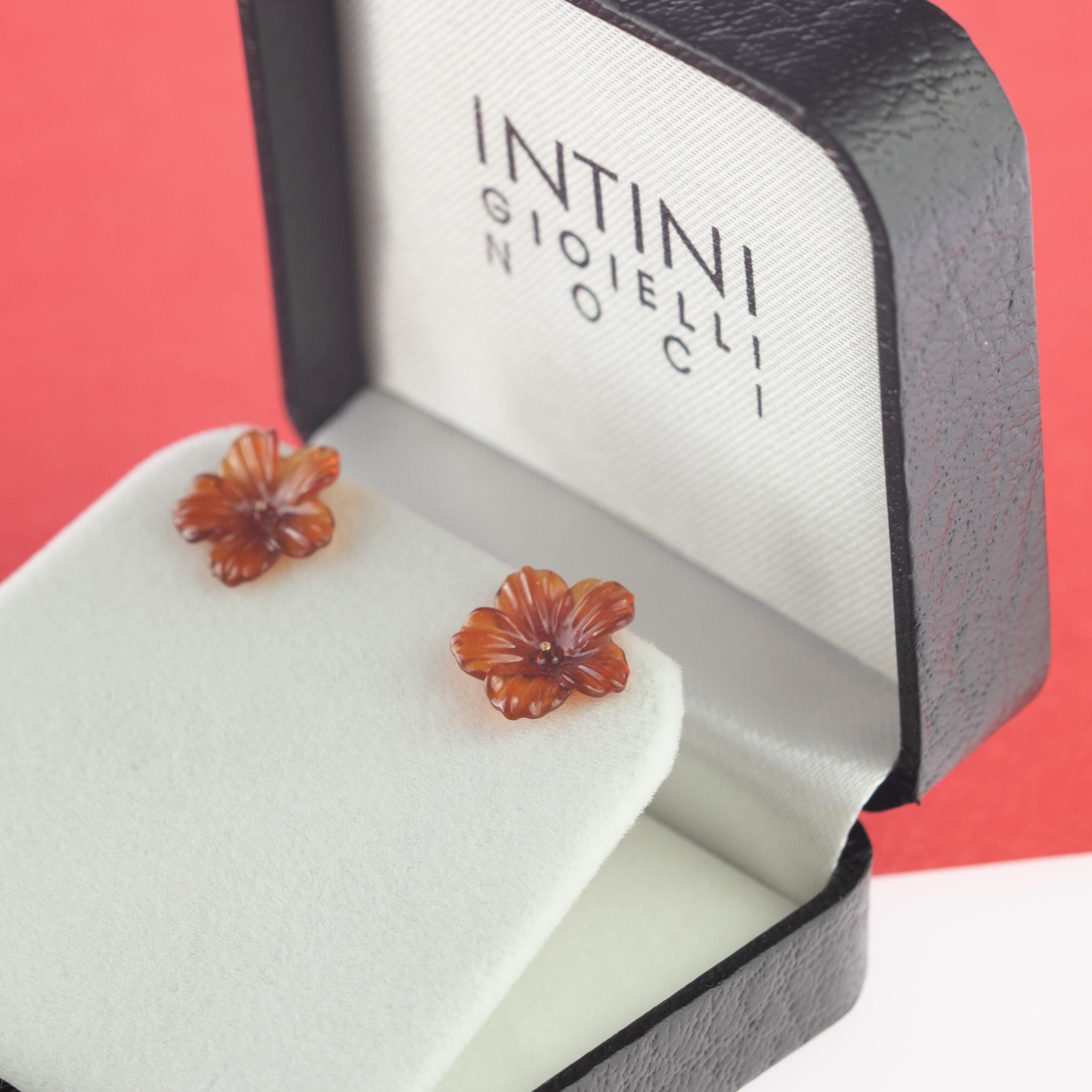 Stunning and sweet 4 carat brown agate flower stud earrings. Carved petals that evoke the italian handmade traditional jewelry work, wrapping itself in a soft look enriched with 18 karat yellow gold manifesting glamour and exquisite taste. 
