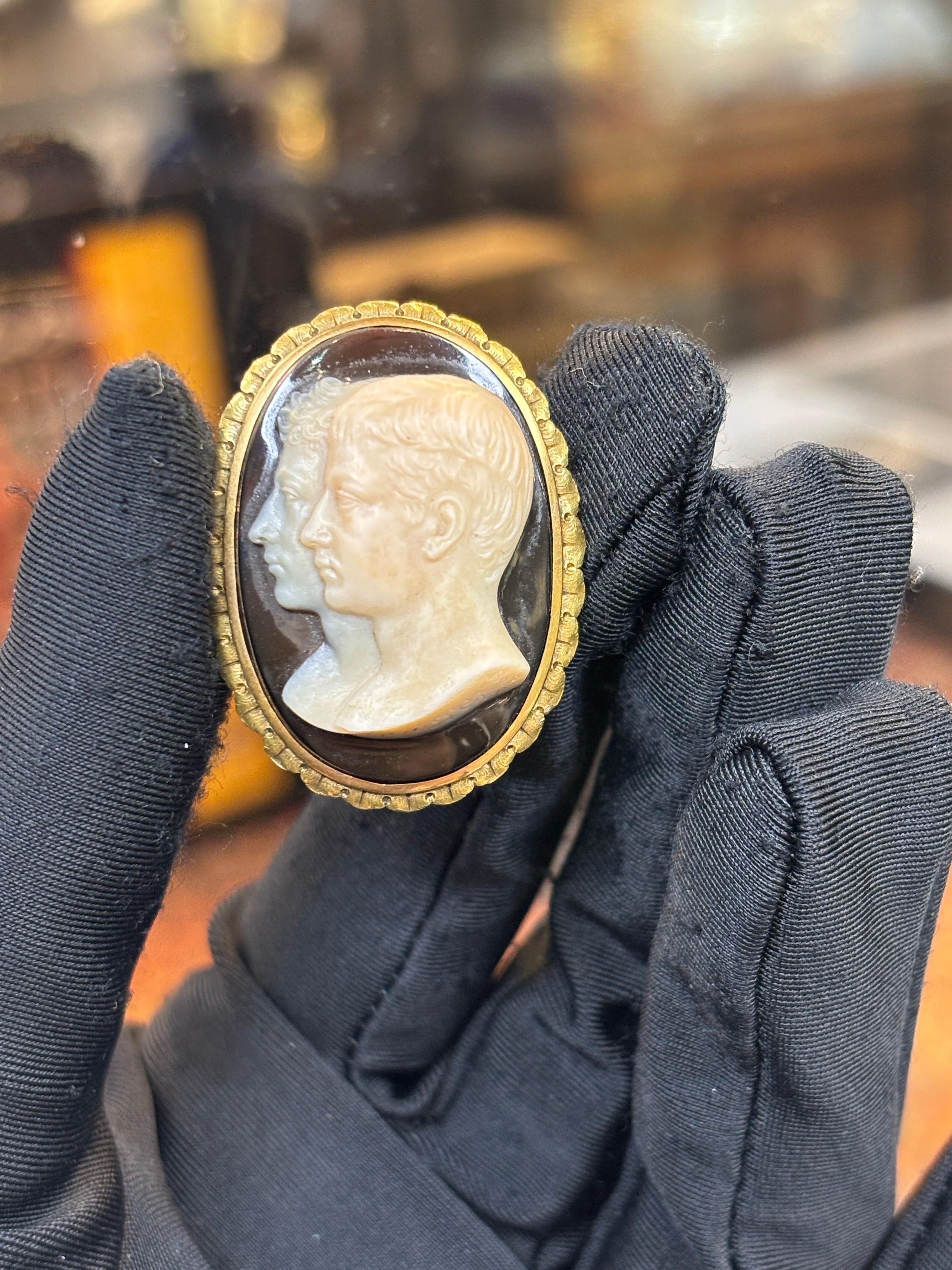 Achat-Kameo-Brosche

Eine Achat-Kamee-Brosche, die zwei Gesichter im Profil darstellt.

Unterzeichnet: J. Hossen
CIRCA 1882

Ungefähre Länge: 1,75 Zoll
Metall Typ: 18 Karat Gelbgold 