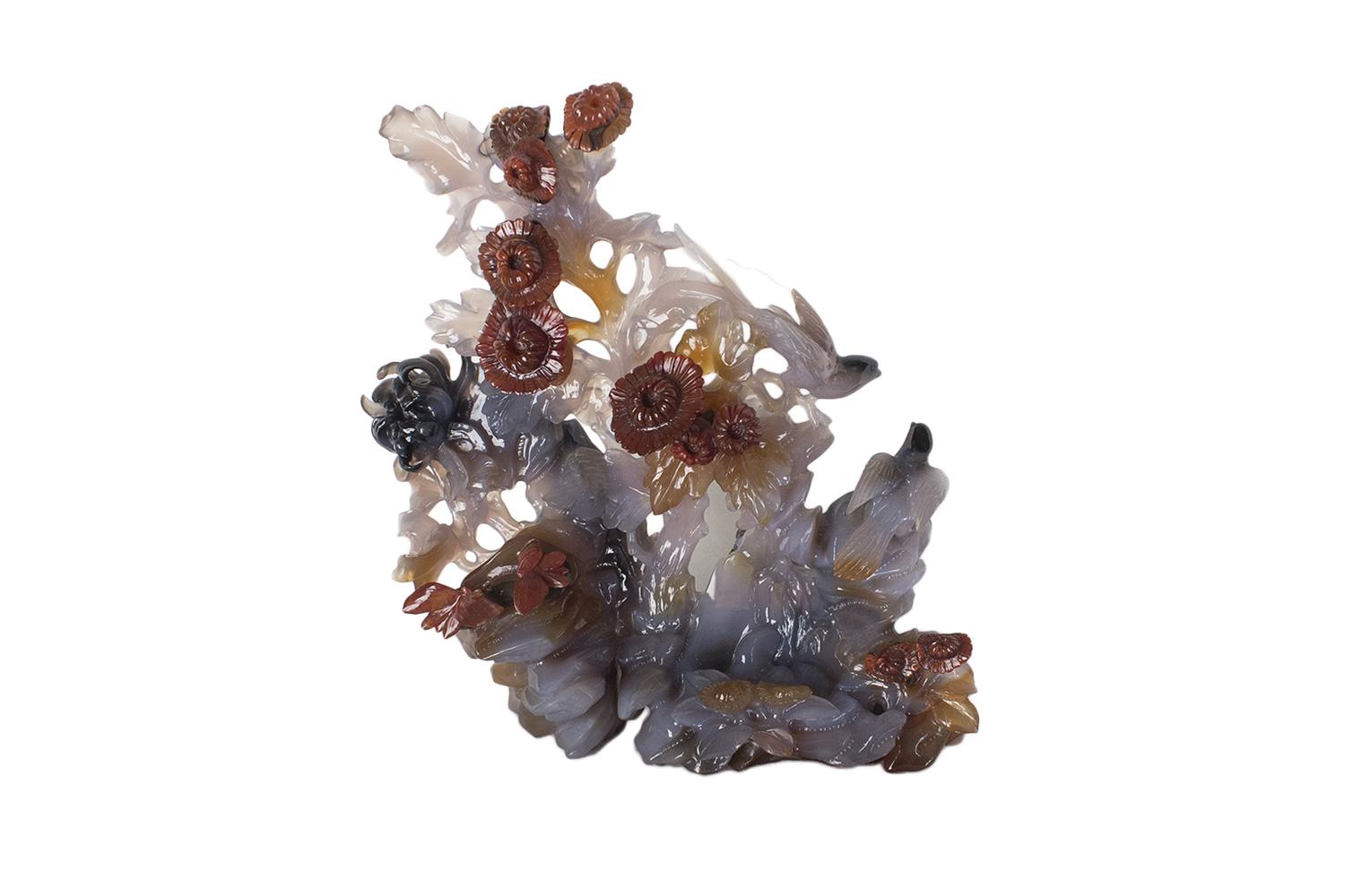 This Agate Carving, realized in China during the 20th century represents a beautiful composition with birds and flower.

In excellent condition, with a wooden stand.

Include base: totally dimensions H. 27.5 cm

Provenance: Italian private