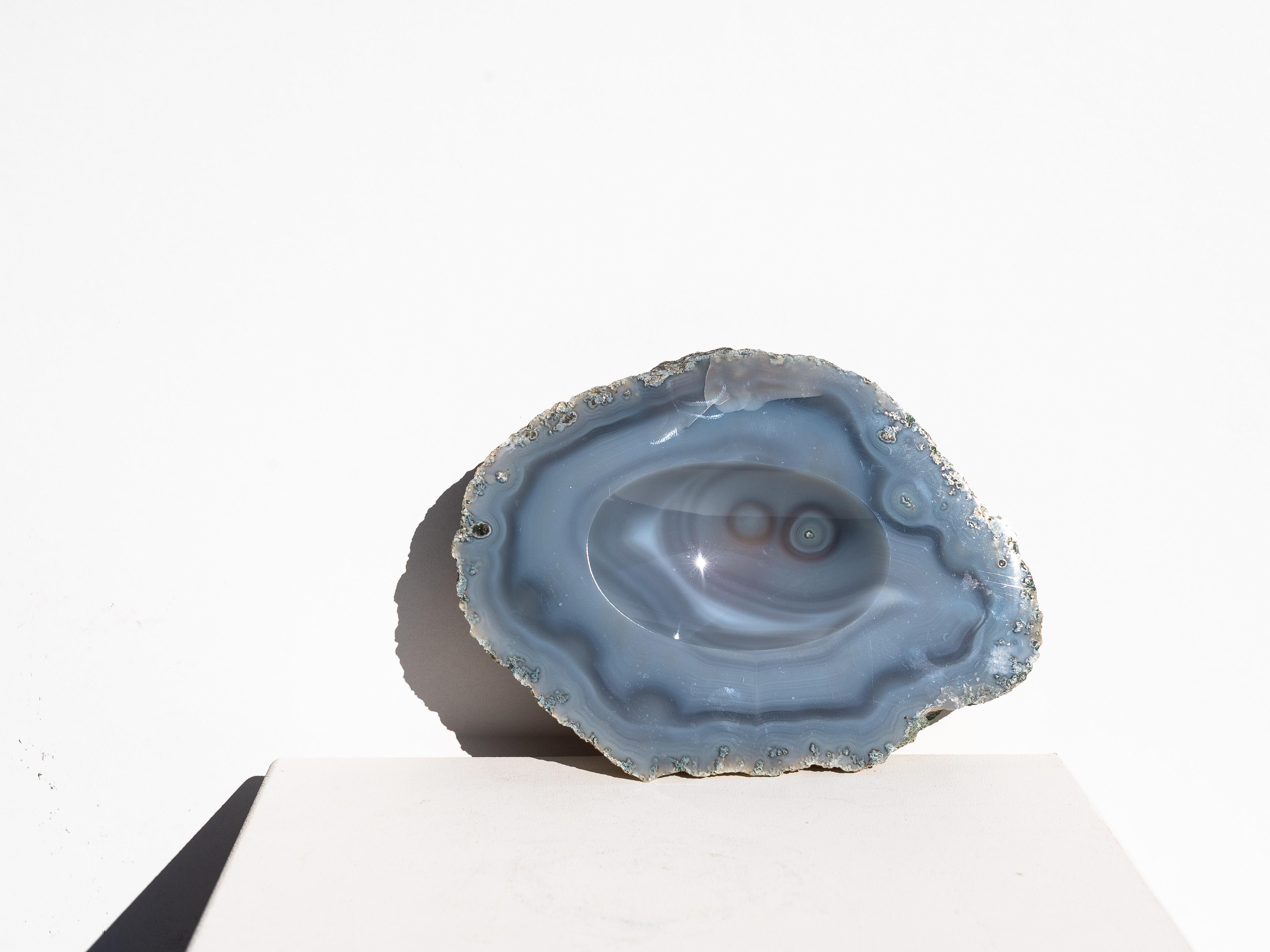 Achat Catchall Trinket Bowl - Blau / Grau mit Rohsteinsockel - Großformat 1970er Jahre im Angebot 3