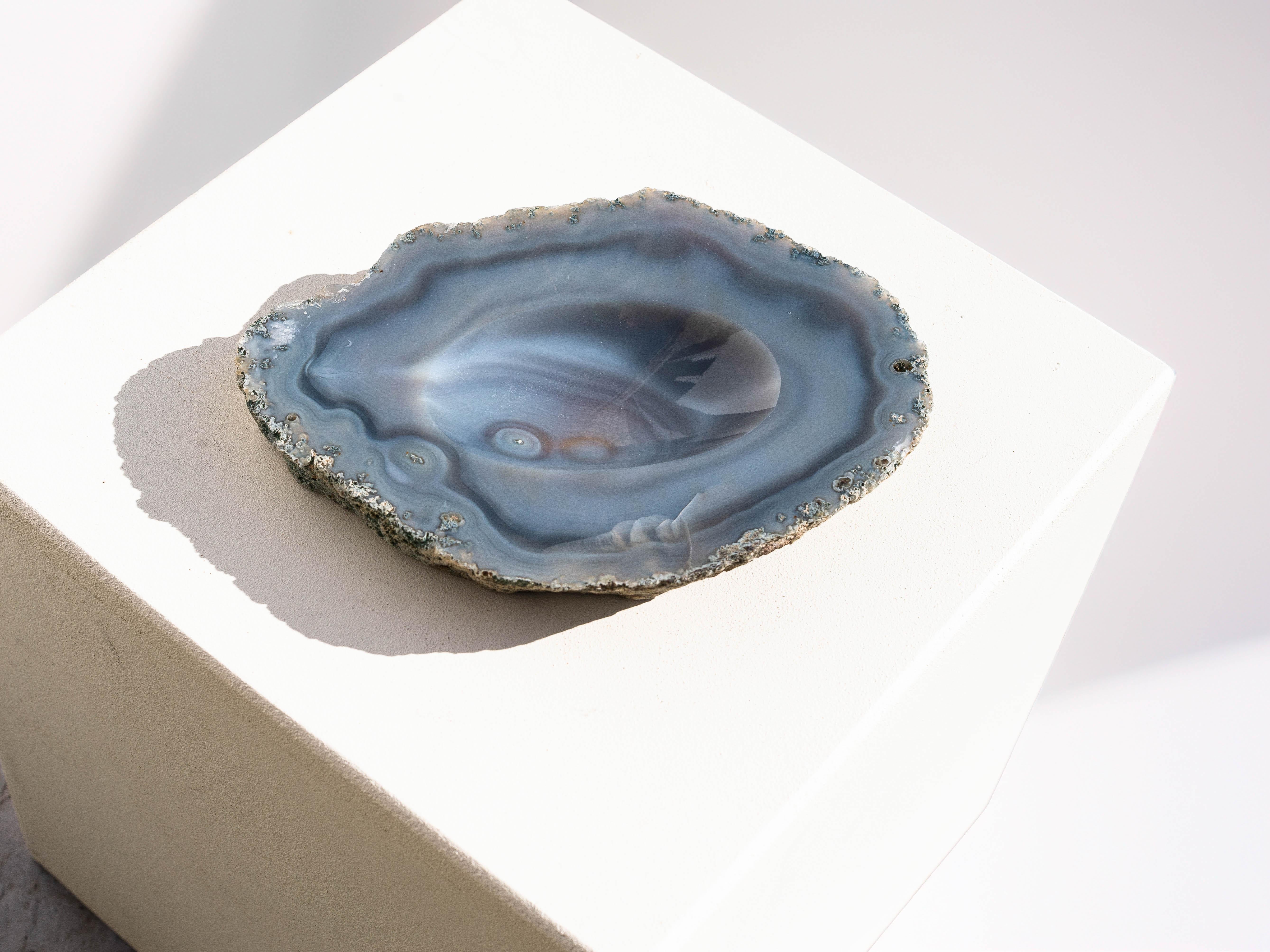 Achat Catchall Trinket Bowl - Blau / Grau mit Rohsteinsockel - Großformat 1970er Jahre im Angebot 4