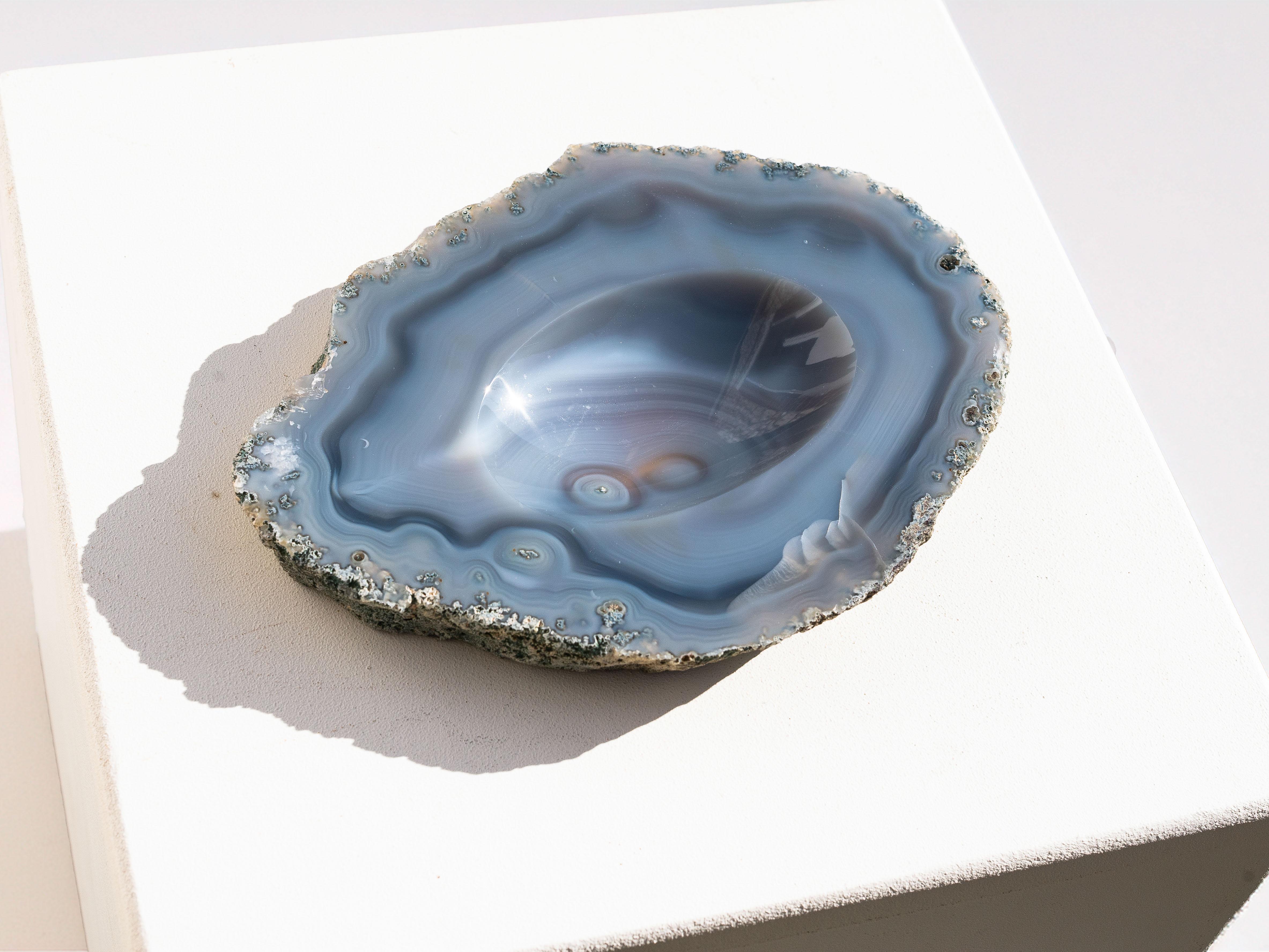 Achat Catchall Trinket Bowl - Blau / Grau mit Rohsteinsockel - Großformat 1970er Jahre im Angebot 5