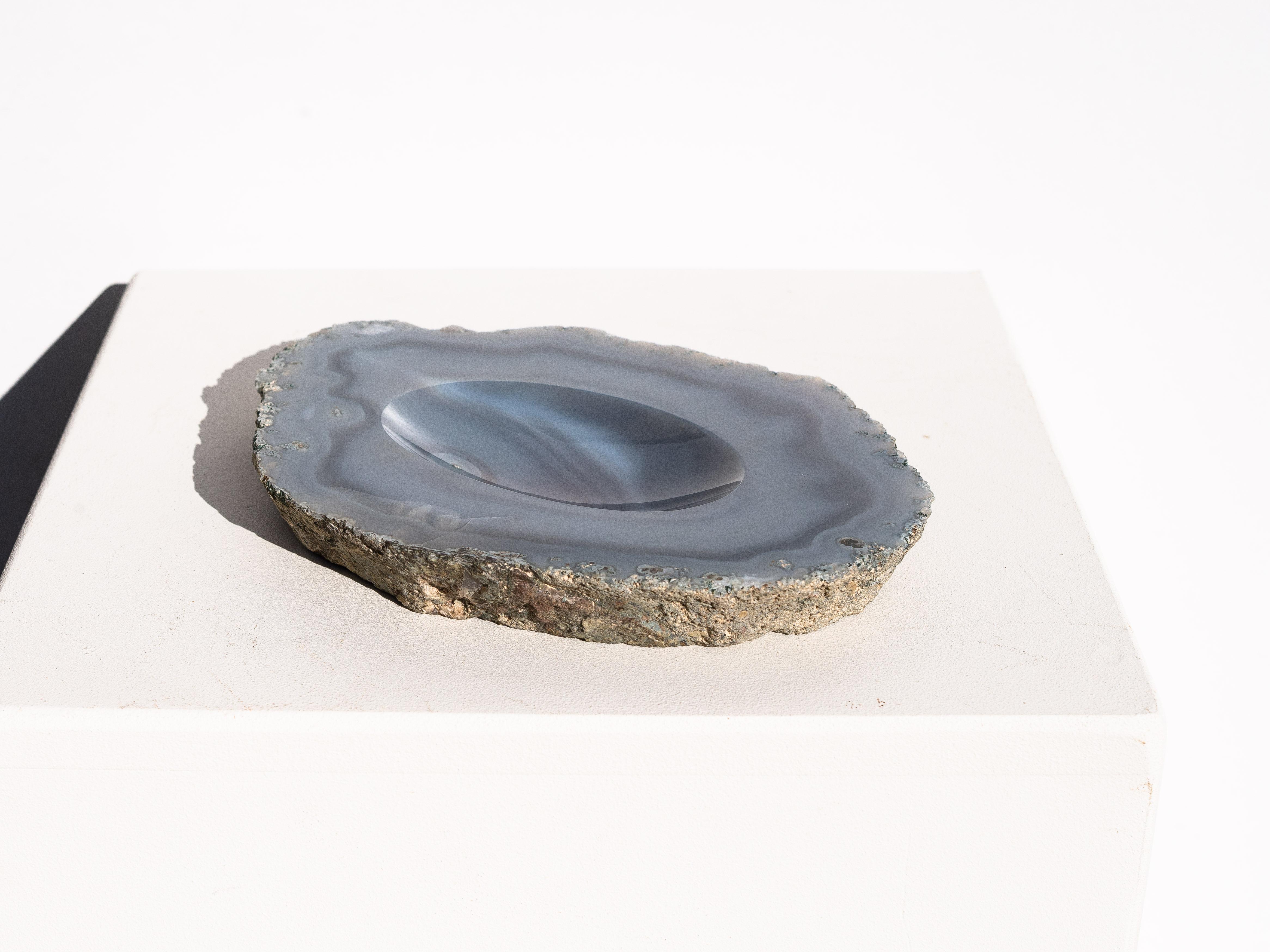 Achat Catchall Trinket Bowl - Blau / Grau mit Rohsteinsockel - Großformat 1970er Jahre (Moderne der Mitte des Jahrhunderts) im Angebot