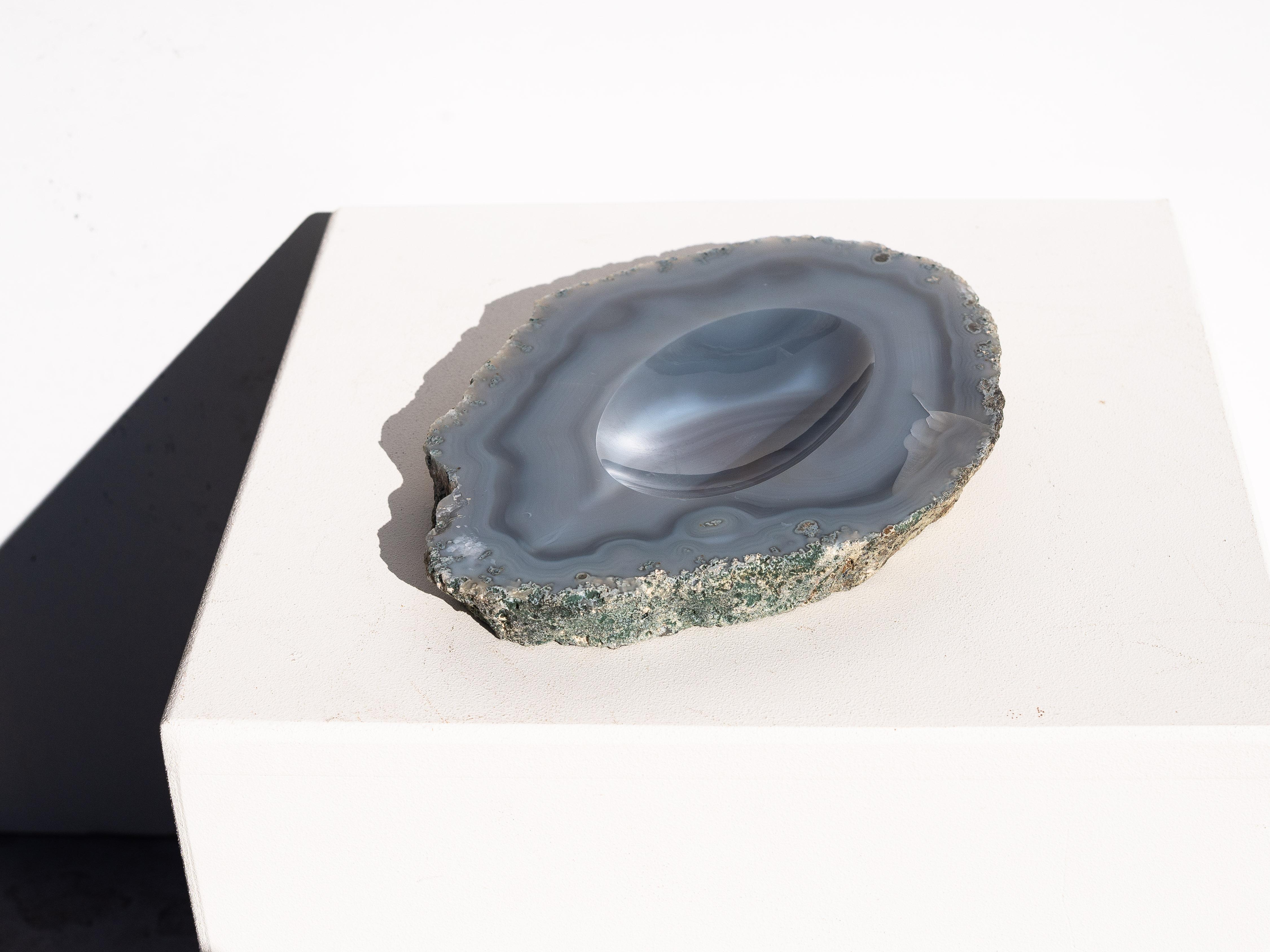 Achat Catchall Trinket Bowl - Blau / Grau mit Rohsteinsockel - Großformat 1970er Jahre (Französisch) im Angebot