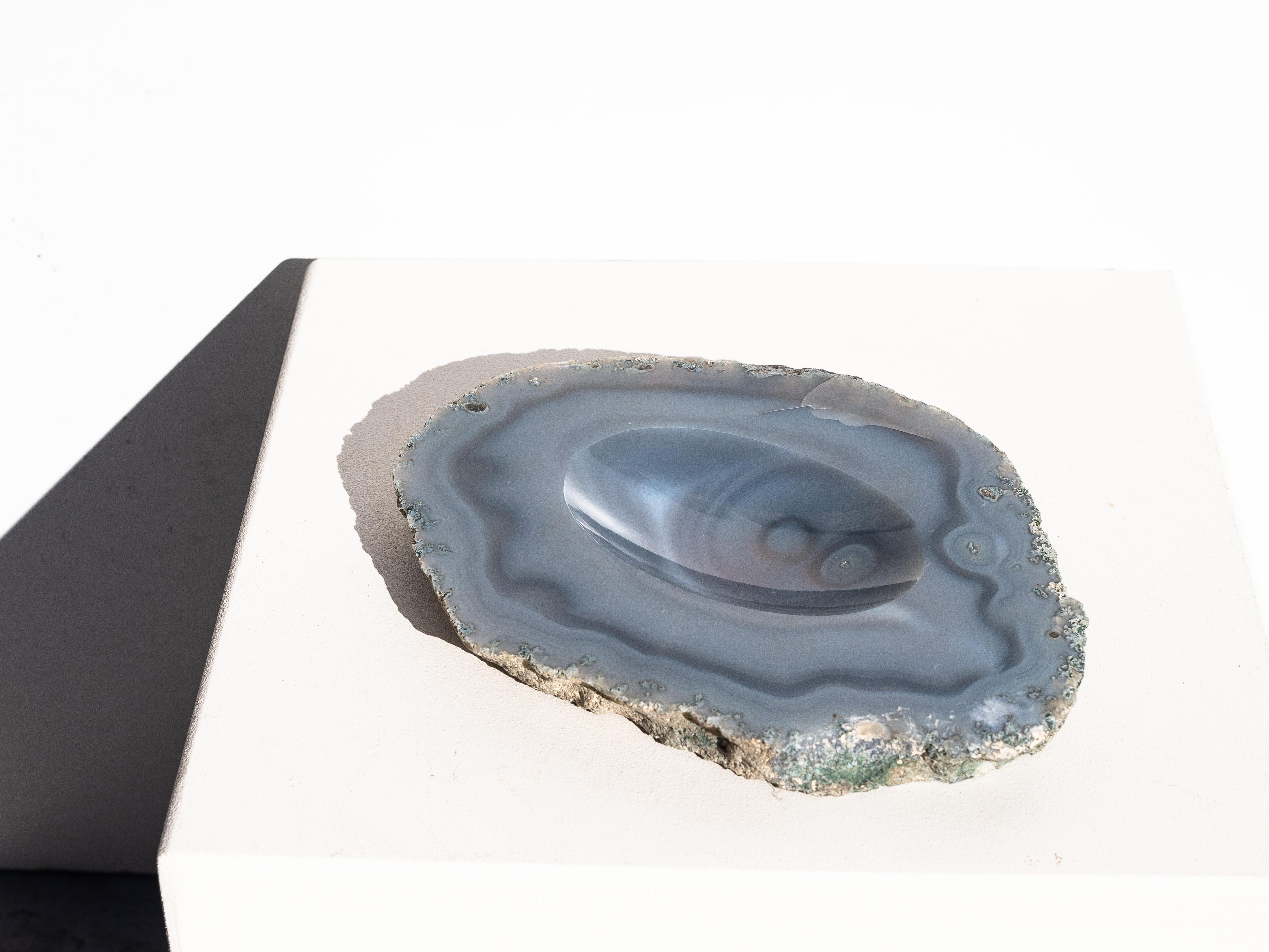 Achat Catchall Trinket Bowl - Blau / Grau mit Rohsteinsockel - Großformat 1970er Jahre (Geschnitzt) im Angebot