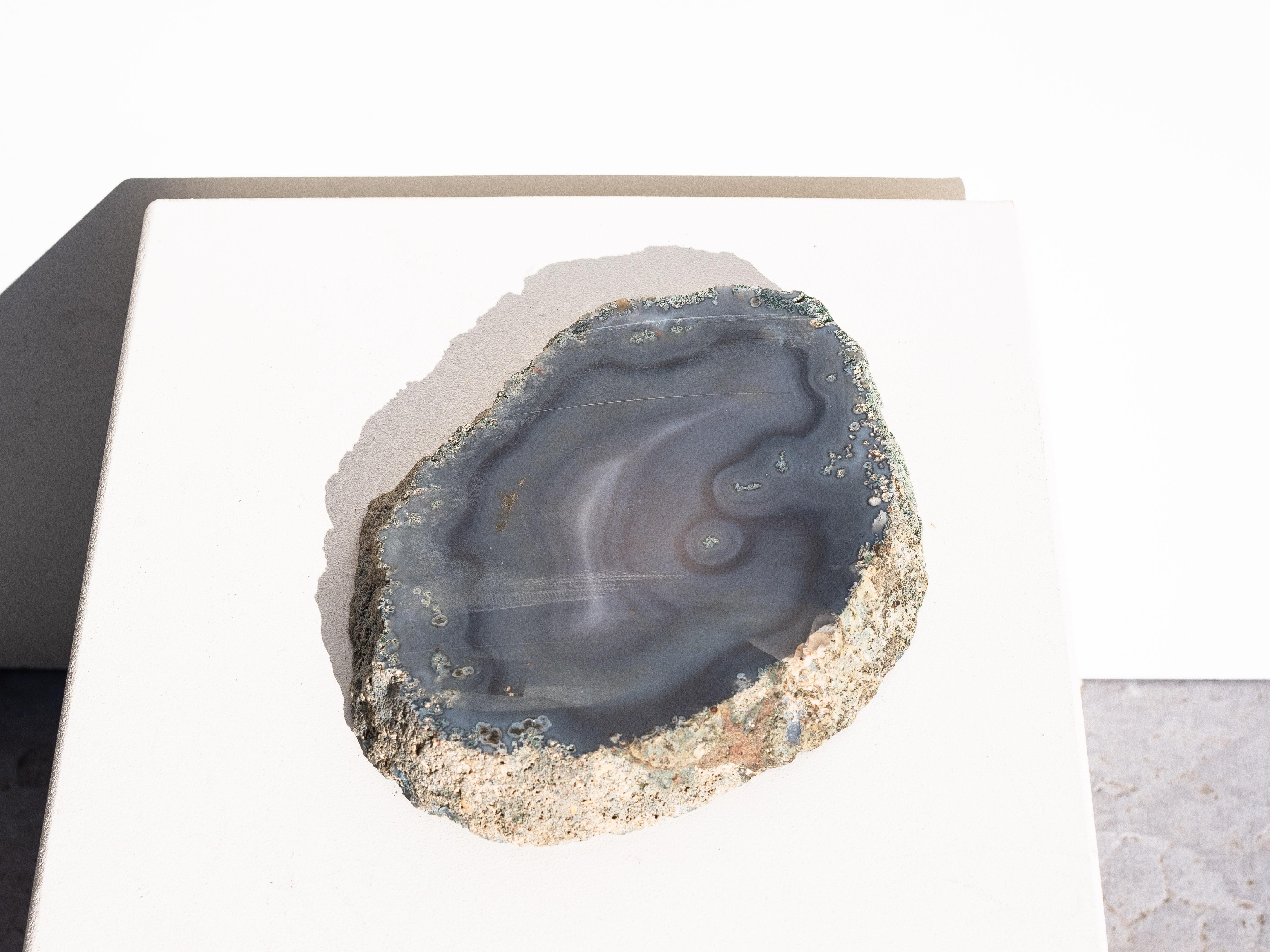 Achat Catchall Trinket Bowl - Blau / Grau mit Rohsteinsockel - Großformat 1970er Jahre im Zustand „Gut“ im Angebot in ROUEN, Normandie