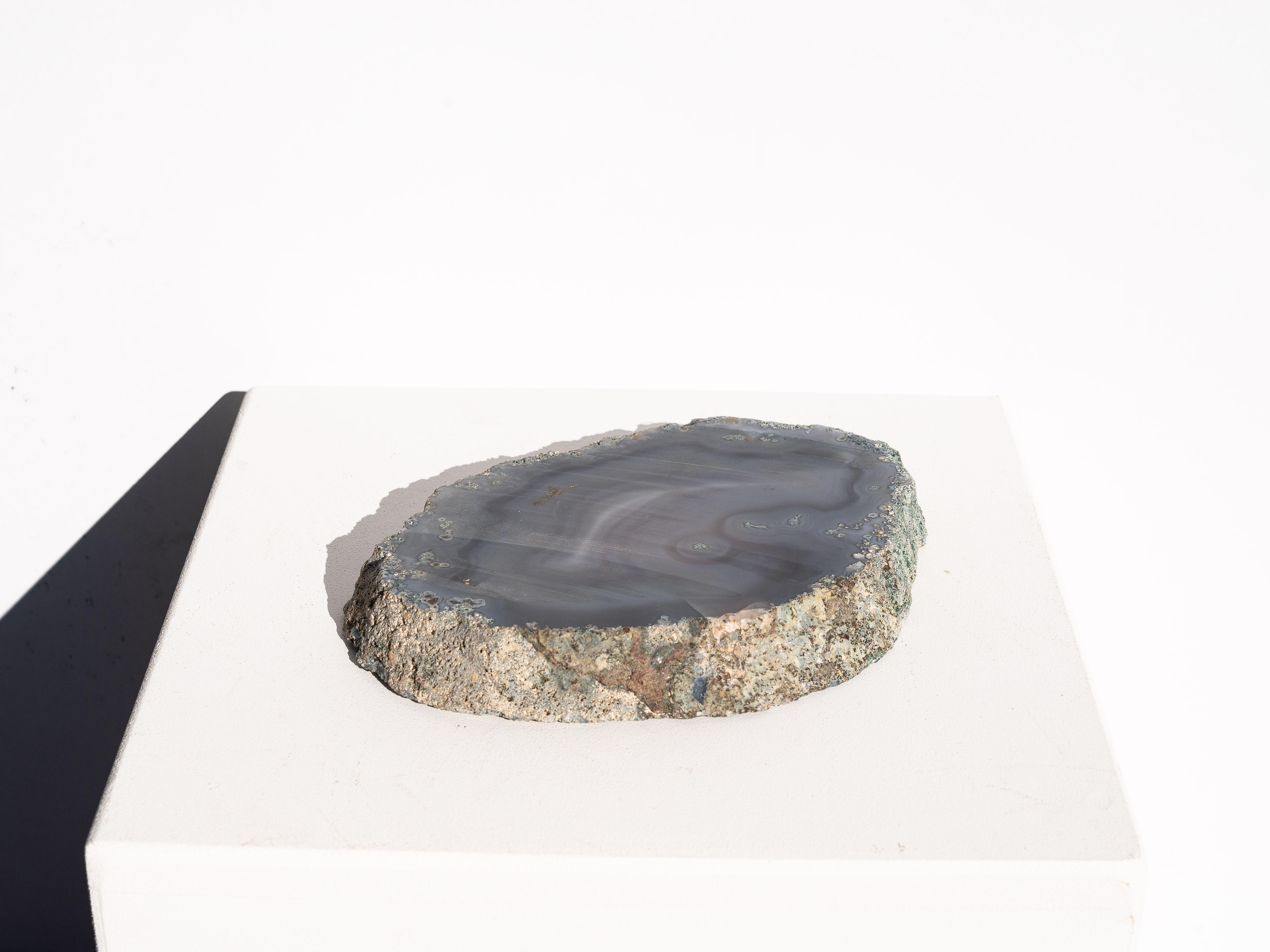 Achat Catchall Trinket Bowl - Blau / Grau mit Rohsteinsockel - Großformat 1970er Jahre (20. Jahrhundert) im Angebot