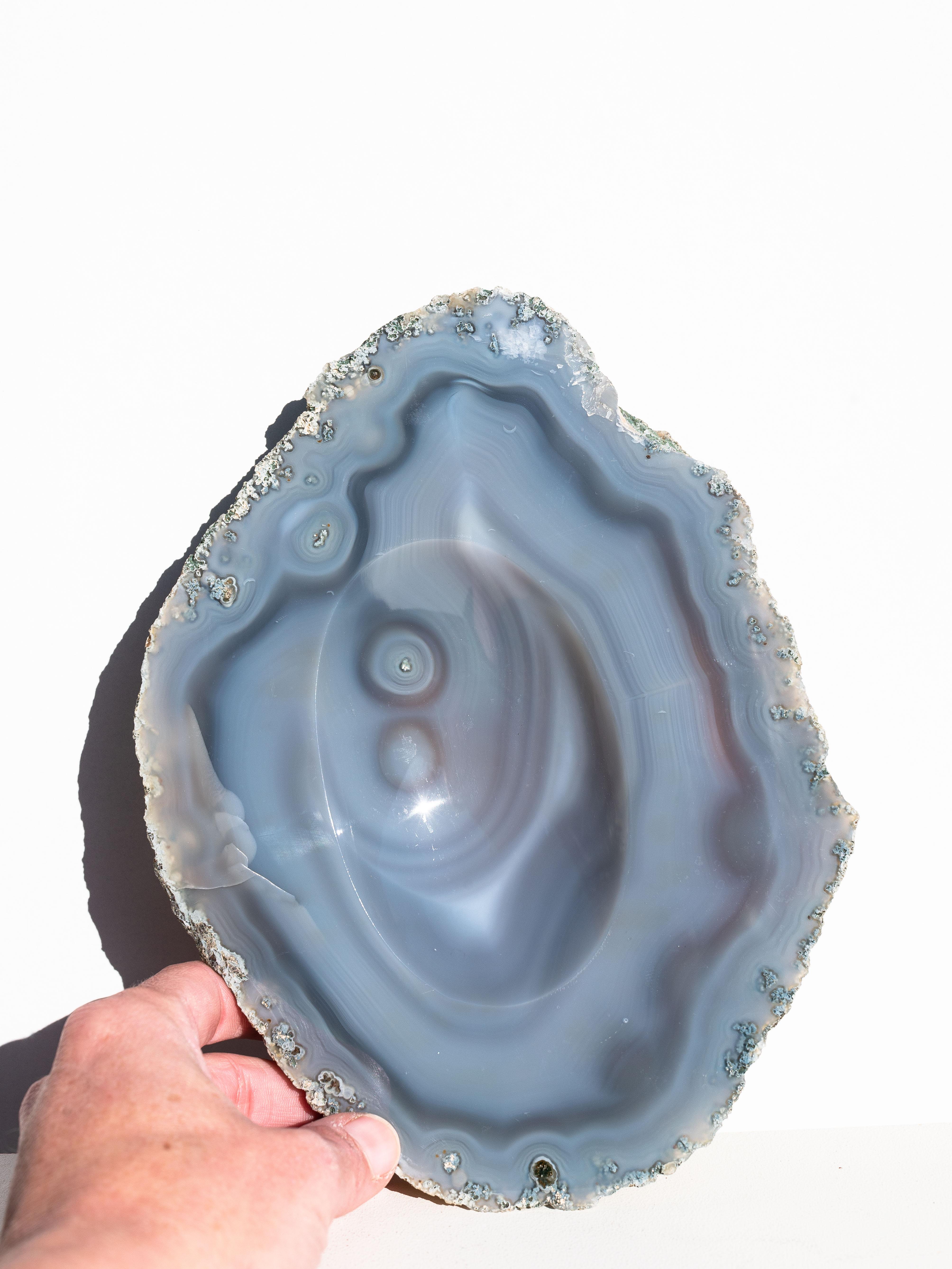 Achat Catchall Trinket Bowl - Blau / Grau mit Rohsteinsockel - Großformat 1970er Jahre im Angebot 1