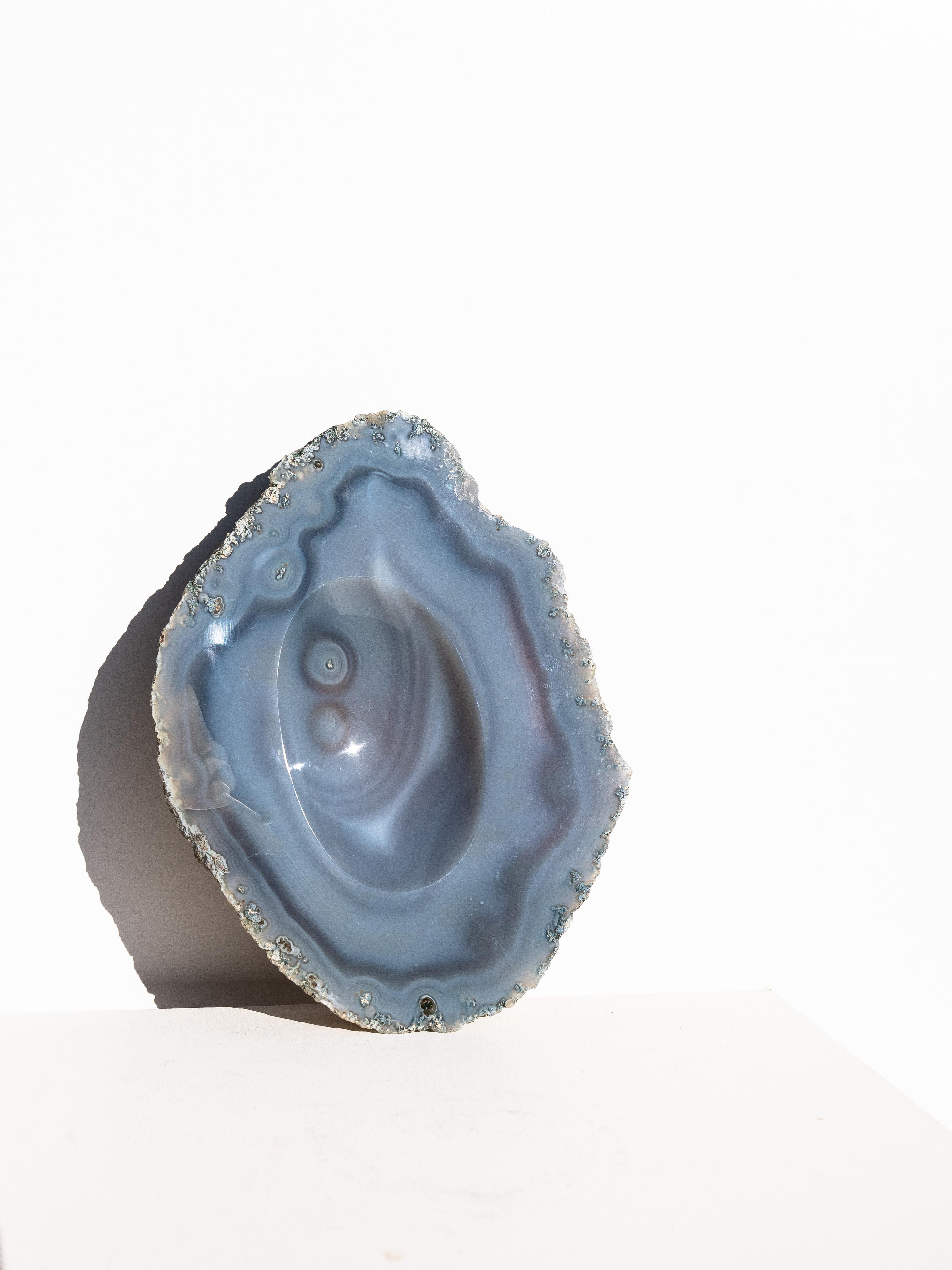 Achat Catchall Trinket Bowl - Blau / Grau mit Rohsteinsockel - Großformat 1970er Jahre im Angebot 2