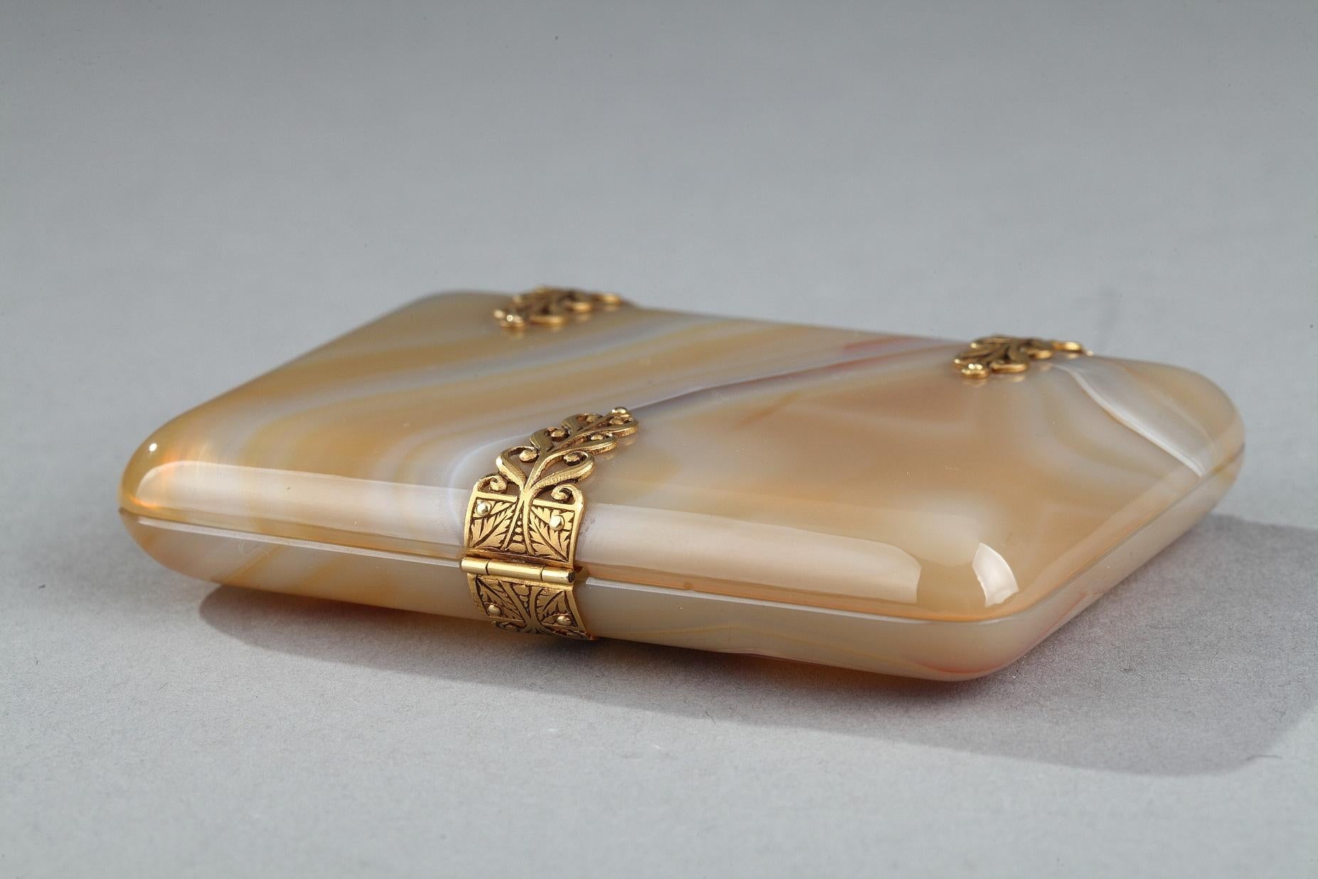 Translucent agate cigarette or card case with golden tints. The hinges and clasp in white gold with interlaced patterns. In the 1920s and 1930s, smoking was regarded as a sophisticated pastime. Many Hollywood stars posed with stylish cigarette