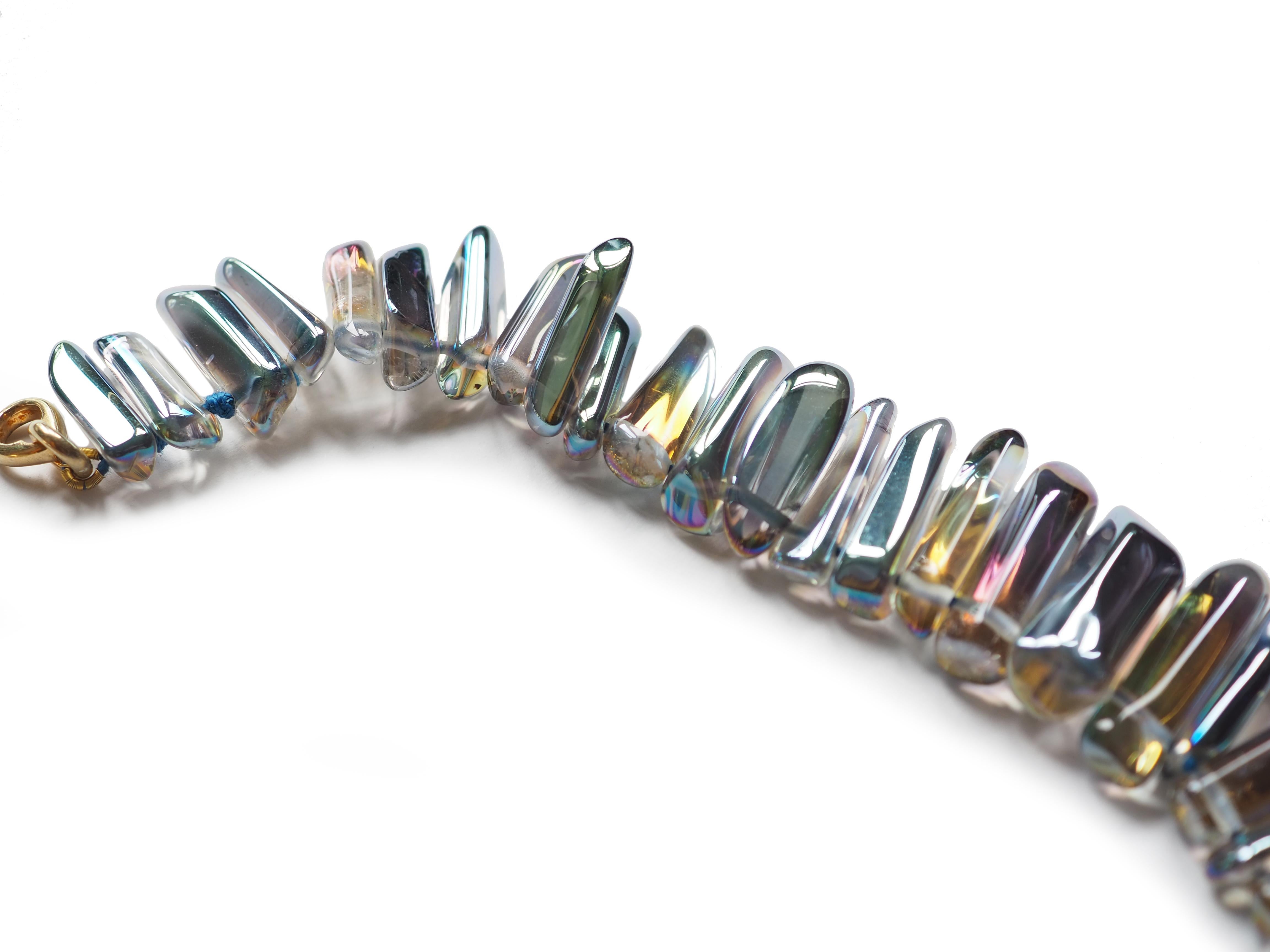 Achat Kristall Perlenkette blau opaleszierende Farbe Länge 45cm.
Alle Giulia Colussi-Schmuckstücke sind neu und wurden noch nie zuvor getragen. Jeder Artikel wird in unseren Schachteln als Geschenk verpackt und in einem eleganten Beutel oder einer