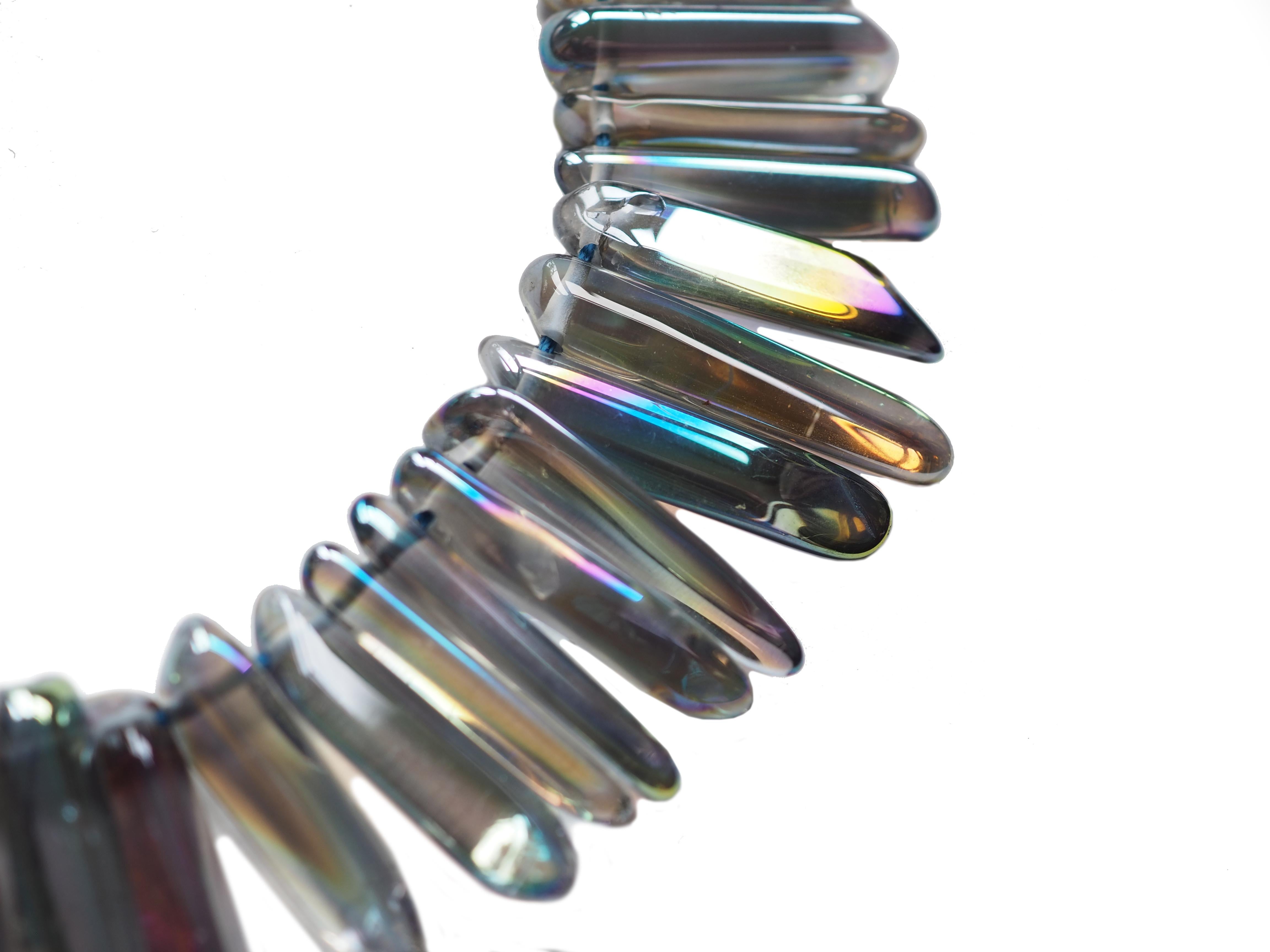 Achat-Kristall Blu Opalescent Farbe Perlenkette (Gemischter Schliff) im Angebot
