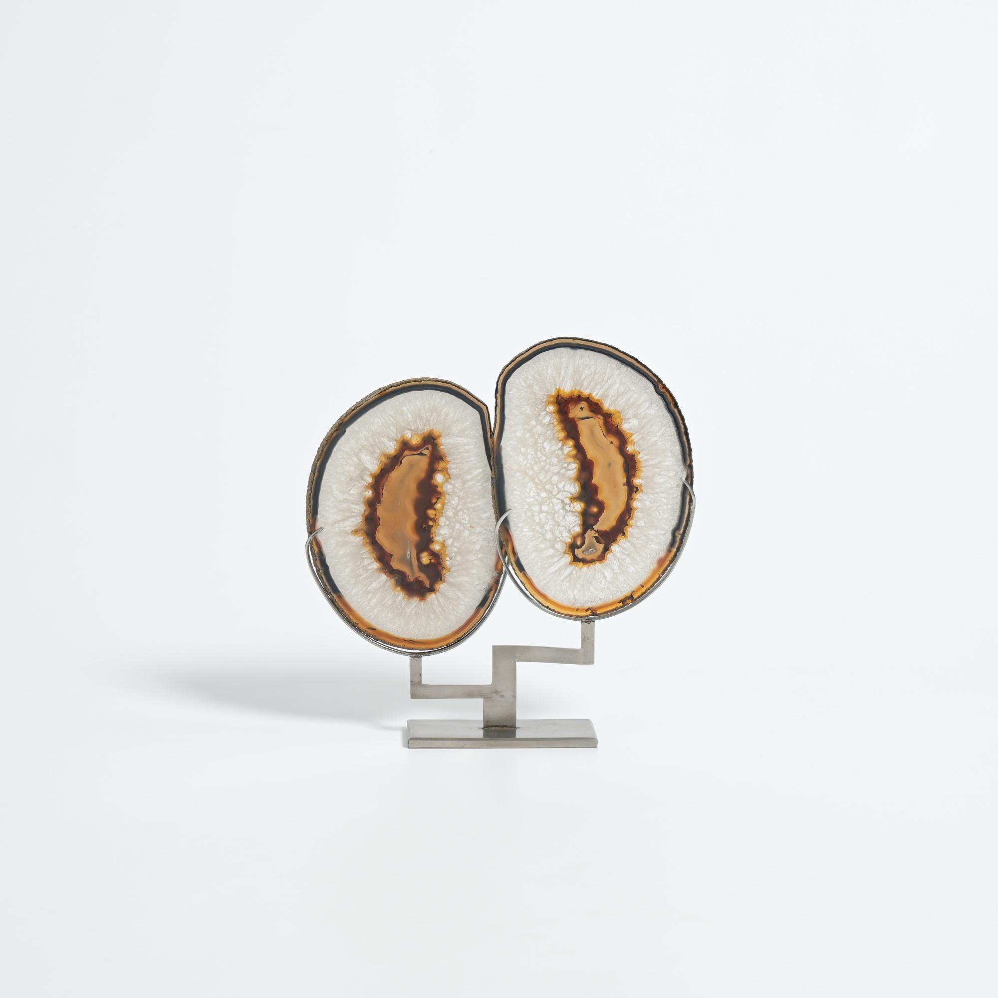 Questo bellissimo supporto in agata è stato realizzato intorno agli anni '70 e presenta due dischi che si specchiano l'uno nell'altro. Can simboleggia una coppia perfetta o due gemelli. Si adattano perfettamente a una credenza o a una finestra.