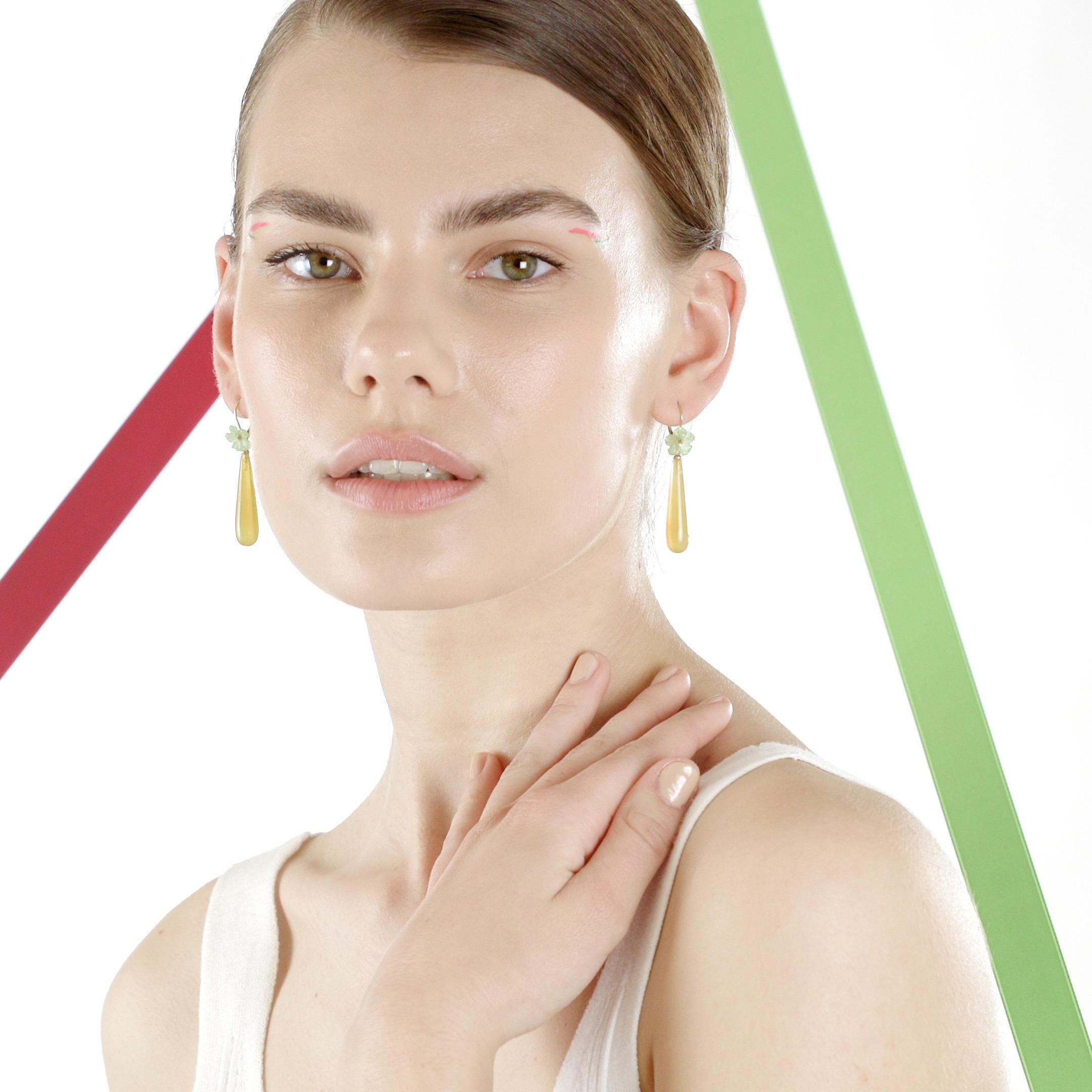 Orecchini artigianali italiani ricchi di design e bellezza. Meravigliose gemme di agata scolpite a forma di fiore incastonate su orecchini a goccia con chiusura continentale in oro giallo 18 carati. Il gioiello perfetto per una giornata estiva piena