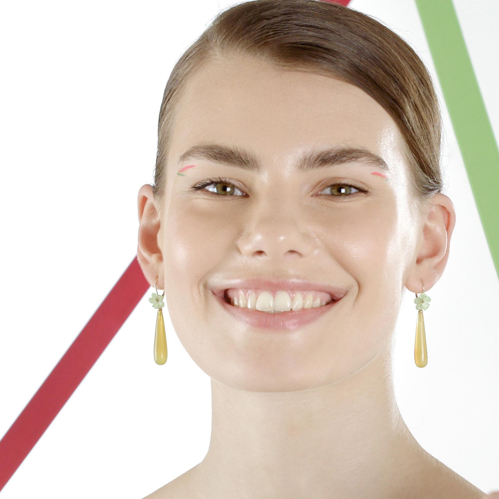 Art Nouveau Orecchini da cocktail moderni con chiusura continentale in oro 18 carati con fiore d'agata in vendita