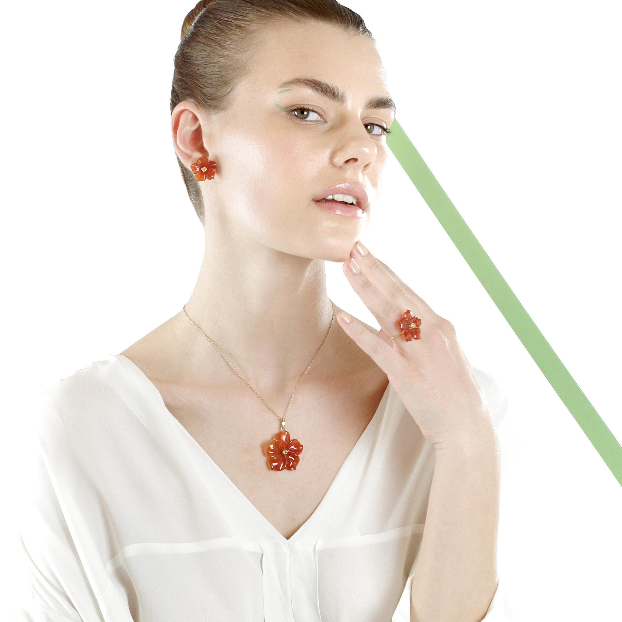 Halskette aus 18 Karat Gelbgold mit Achat, Blume, orangefarbener Saphir (Gemischter Schliff) im Angebot