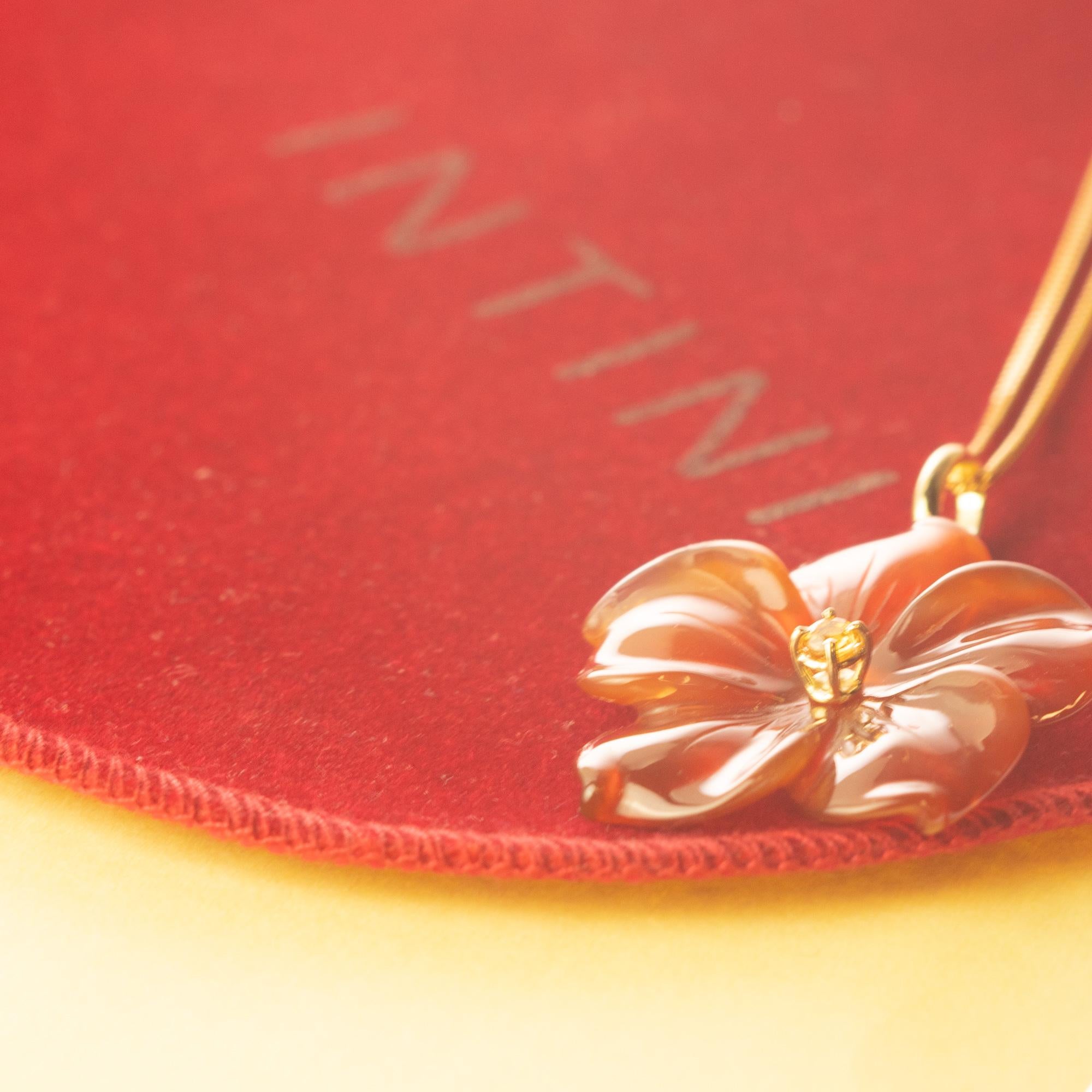 Halskette aus 18 Karat Gelbgold mit Achat, Blume, orangefarbener Saphir im Zustand „Neu“ im Angebot in Milano, IT