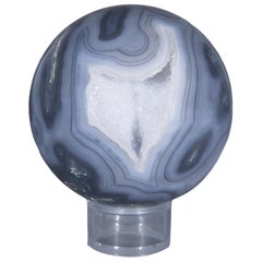 Geometrische Kugel aus Achat, hellblau mit Druze und weißem Quarz