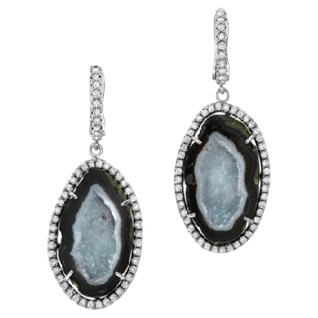 Boucles d'oreilles en agate géométrique avec halo de diamants