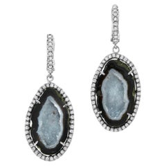 Boucles d'oreilles en agate géométrique avec halo de diamants