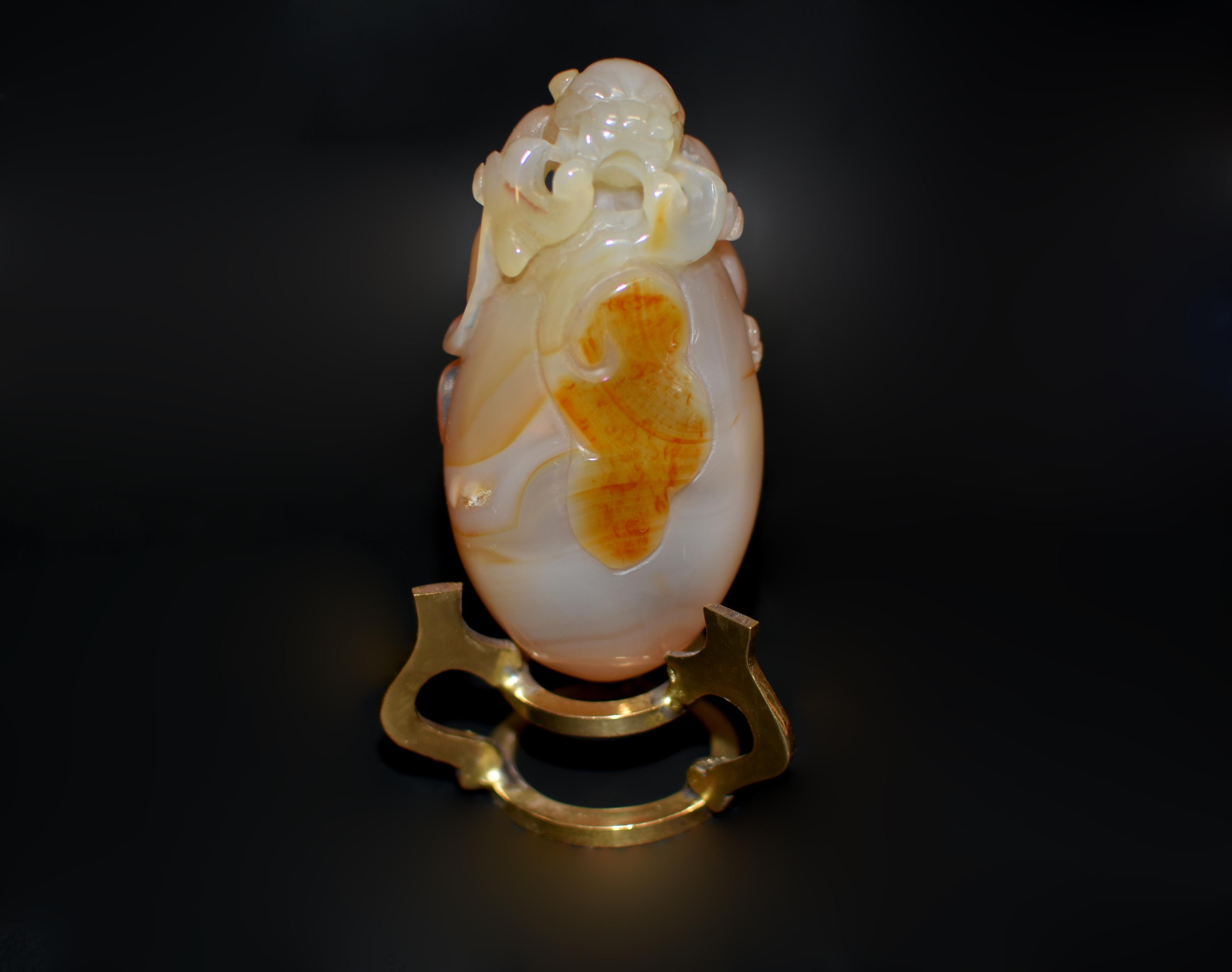Chinois Statue en agate avec breloque Heldly Foo Dog en vente