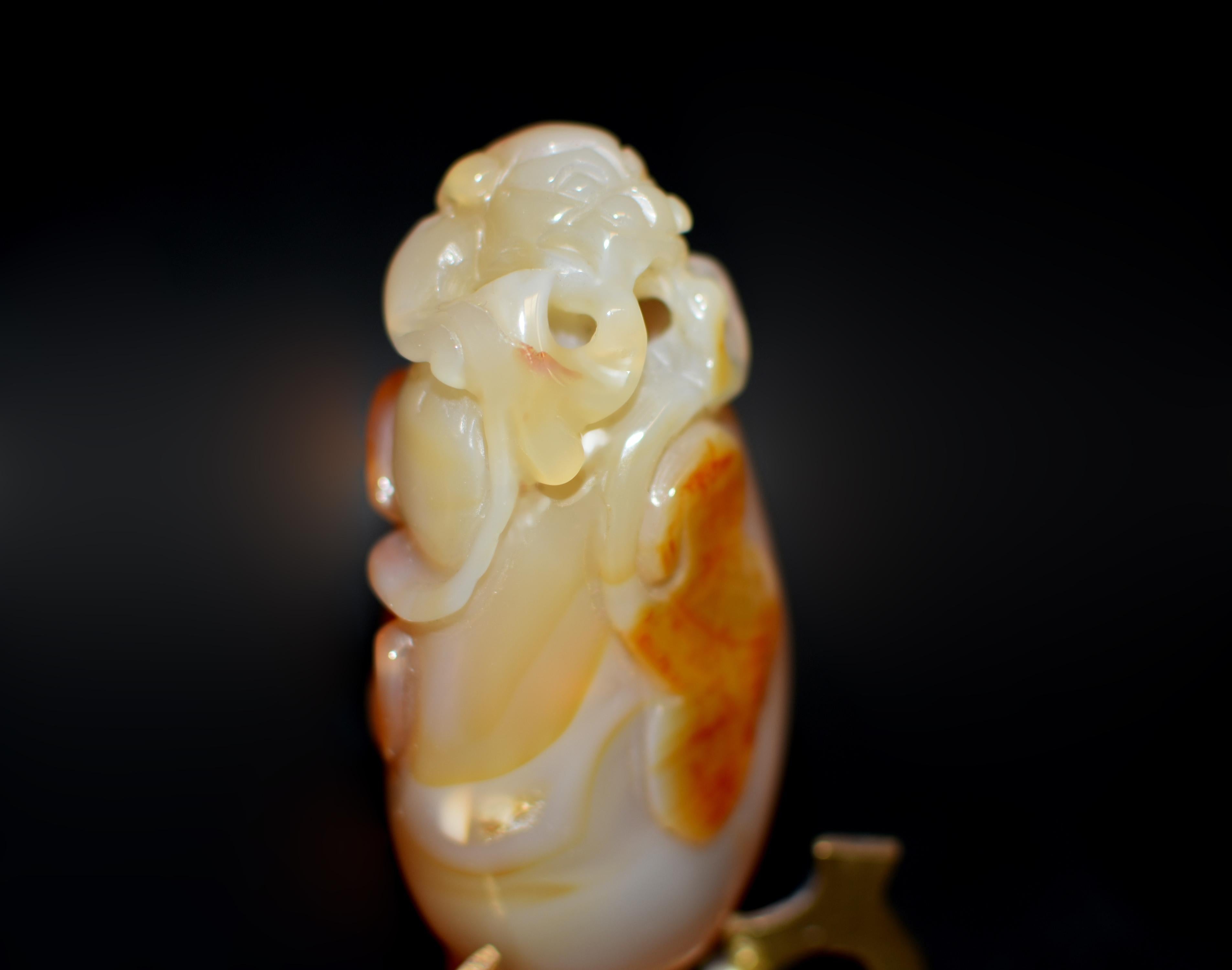 Sculpté à la main Statue en agate avec breloque Heldly Foo Dog en vente