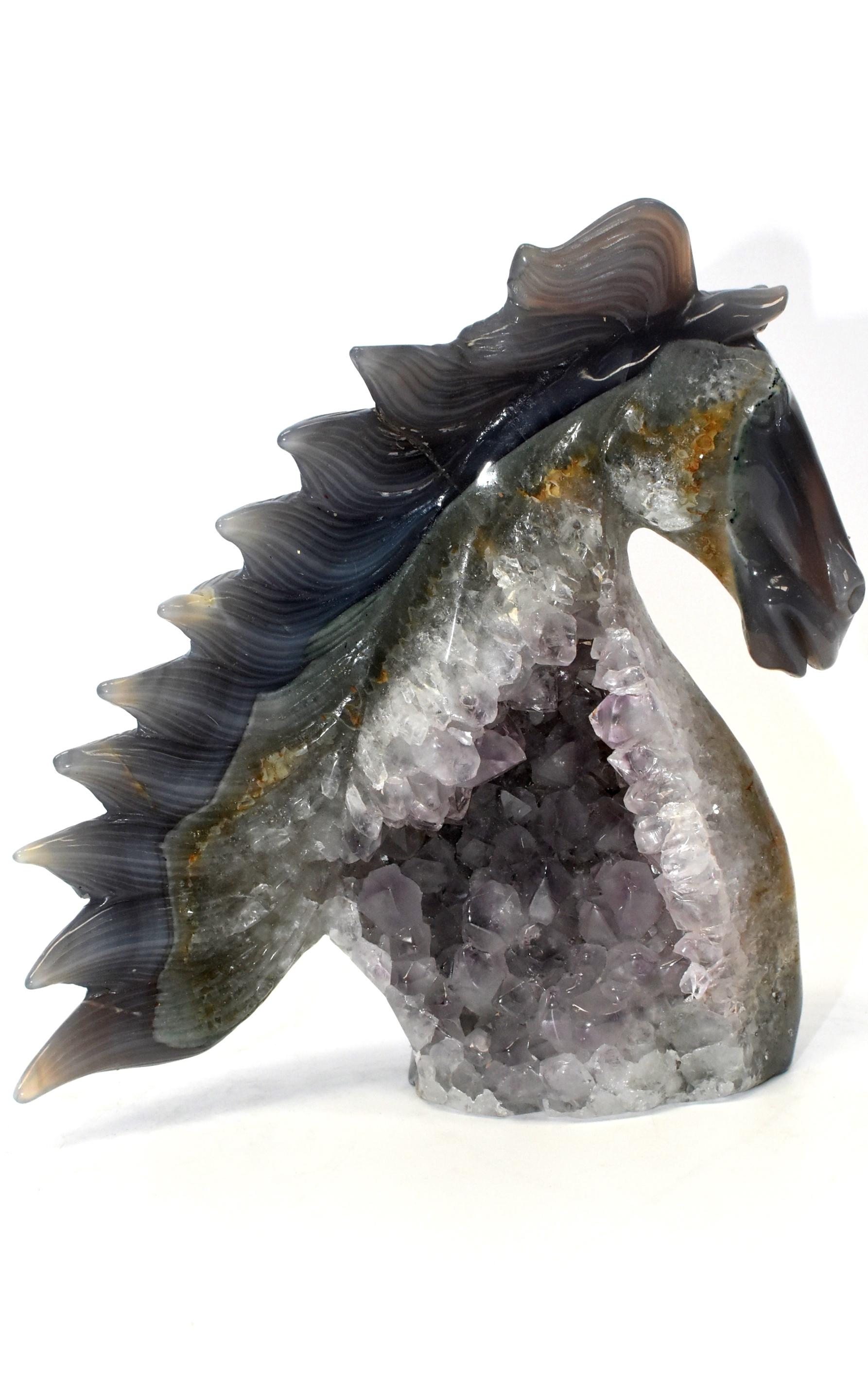 A stunning 2.7 lb, all natural agate horse bust. The sculpture preserved the original characters of the gem stone with amazing crystal formations. Great depictions of emotional eyes and magnificent mane. A fantastic sculpture that is at once elegant